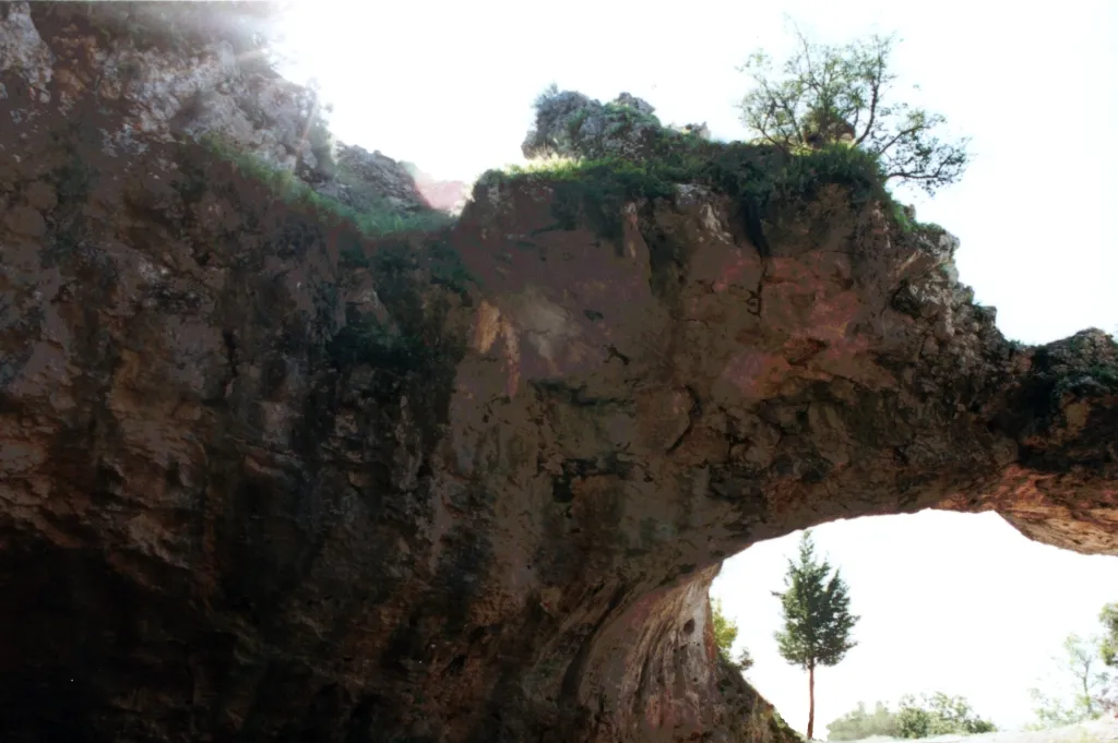 Photo showing: Arheološki lokalitet Vela spila pored Vele Luke na krajnje zapadnom djelu otoka Korčule