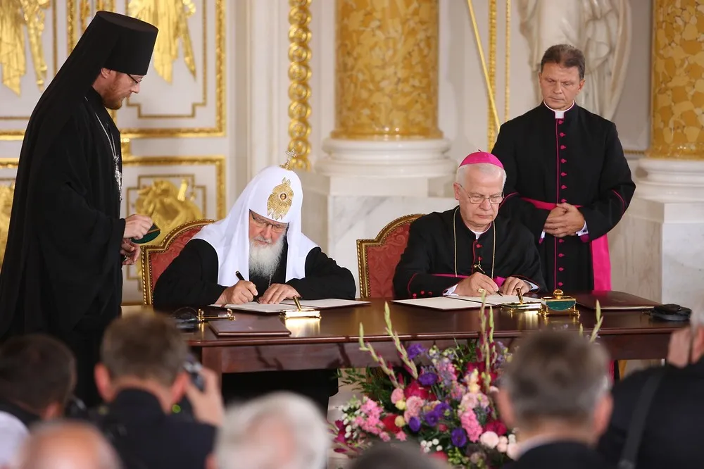Photo showing: Patriarch Kirill I and archbishop Józef Michalik signing a joint declaration to the Polish and Russian people at the Royal Castle in Warsaw