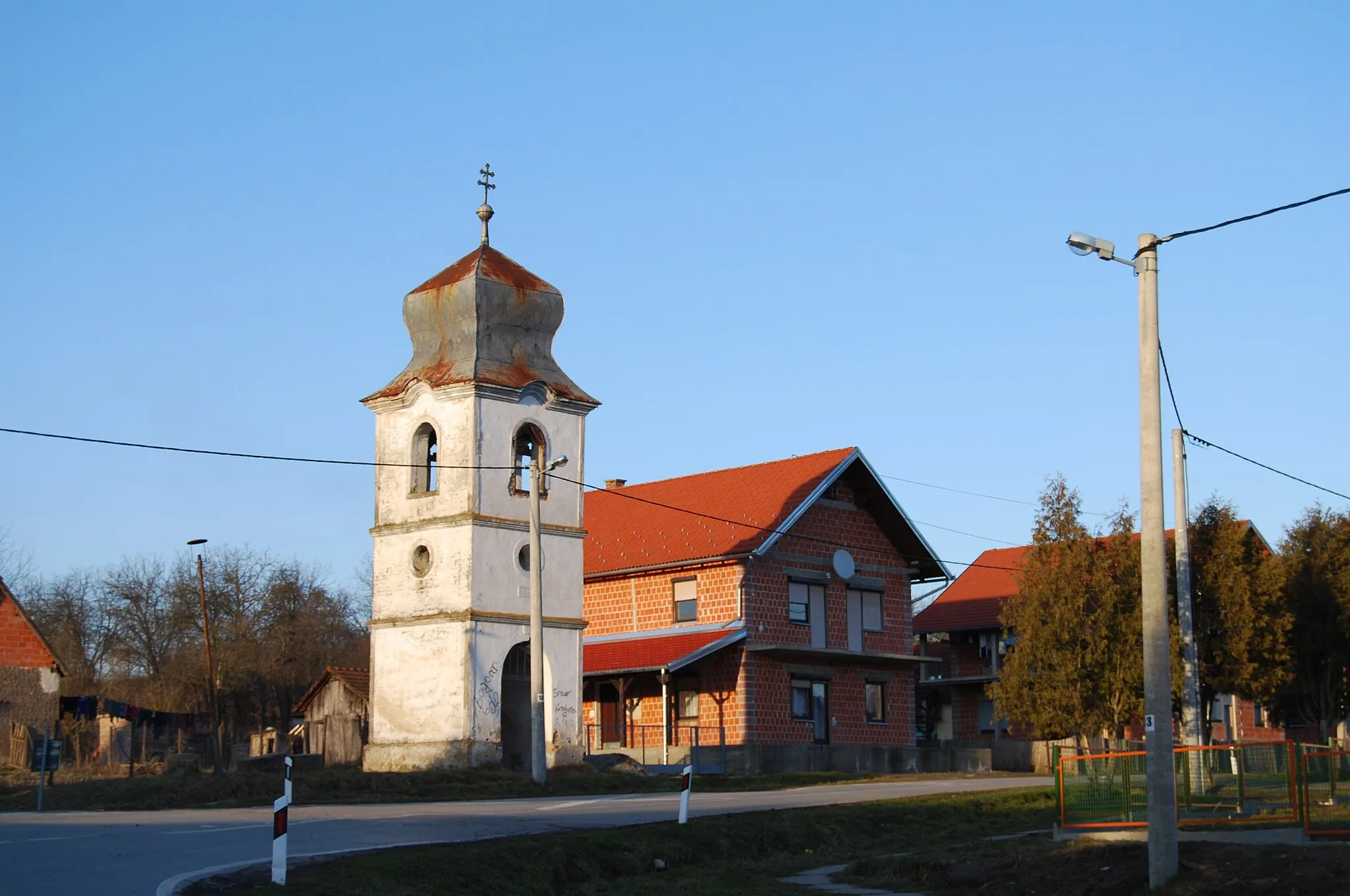 Photo showing: Street with chapel (?) in Čeralije village, Croatia