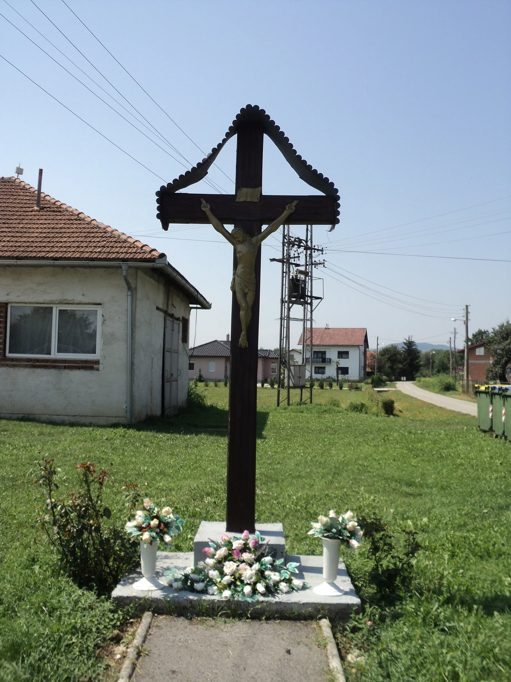 Photo showing: Raspelo u Levkušju kraj zgrade mjesnog odbora