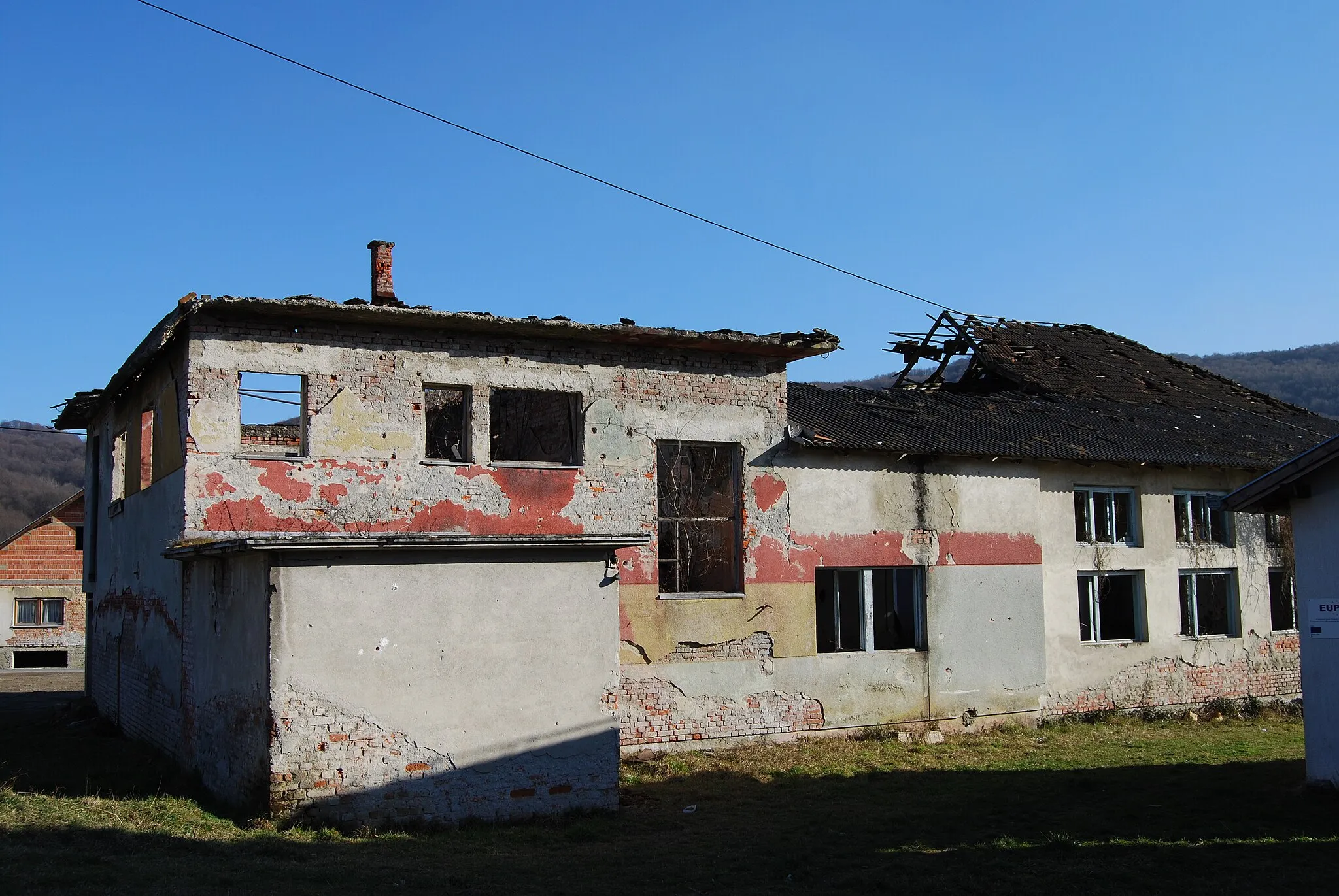 Photo showing: Destroyed building during civil war  in Kusonje village, Croatia