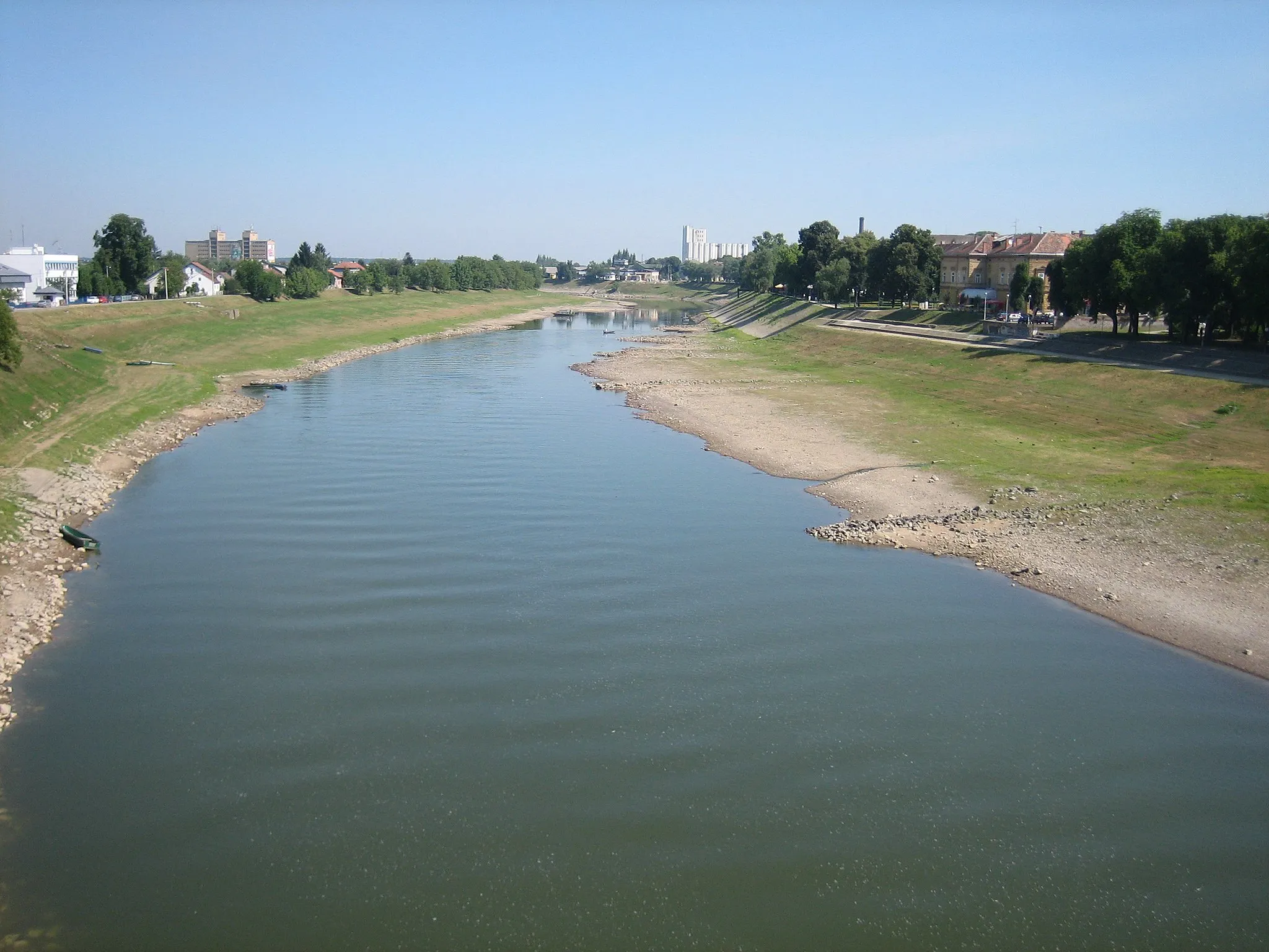 Photo showing: River Kupa in Sisak, Croatia. / Rijeka Kupa u središtu Siska.