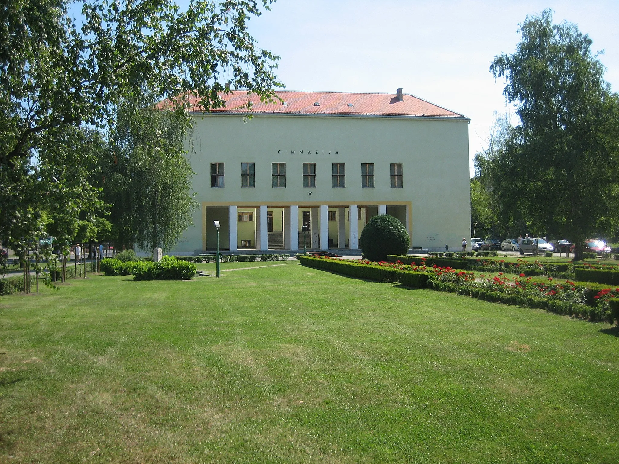 Photo showing: High school building in Sisak, Croatia. 20th cent. / Zgrada sisačke Gimnazije, 20. st.