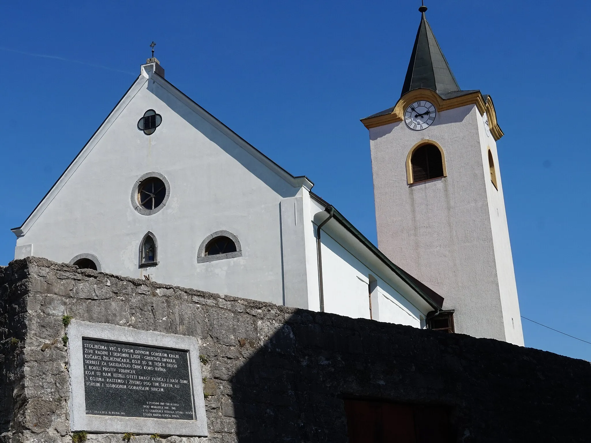 Photo showing: The St Nicholas church and a memorial plaque in Brod Moravice, Croatia