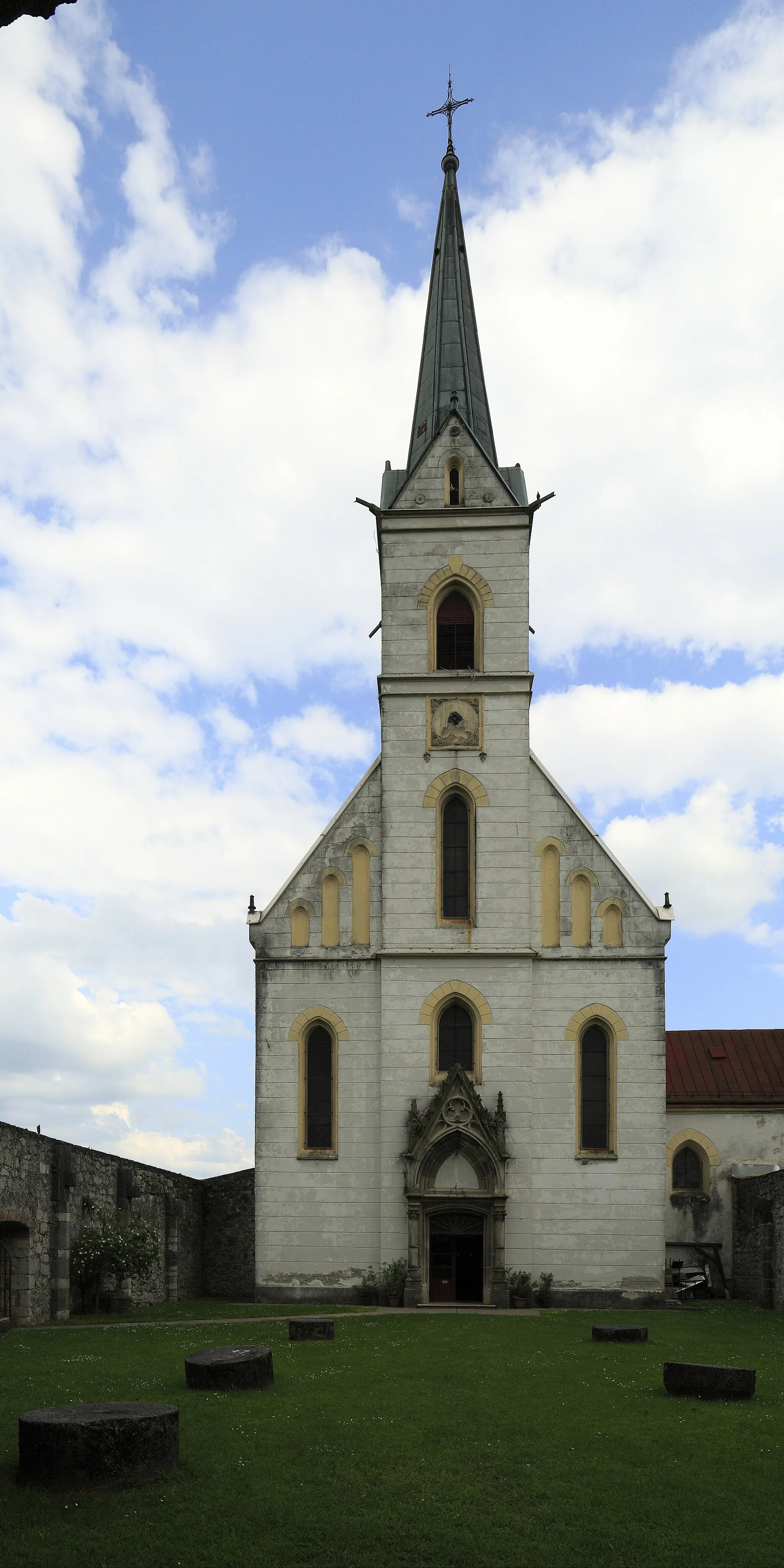 Photo showing: Die Kirche steht in einem Hof mit ausgesprochen massiver und hoher Mauer. Zusammen mit den Säulenbasen im Inneren des Hofes erweckt die Anlage den Eindruck, als wären es Reste eines wesentlich größeren Vorgängerbauwerkes.