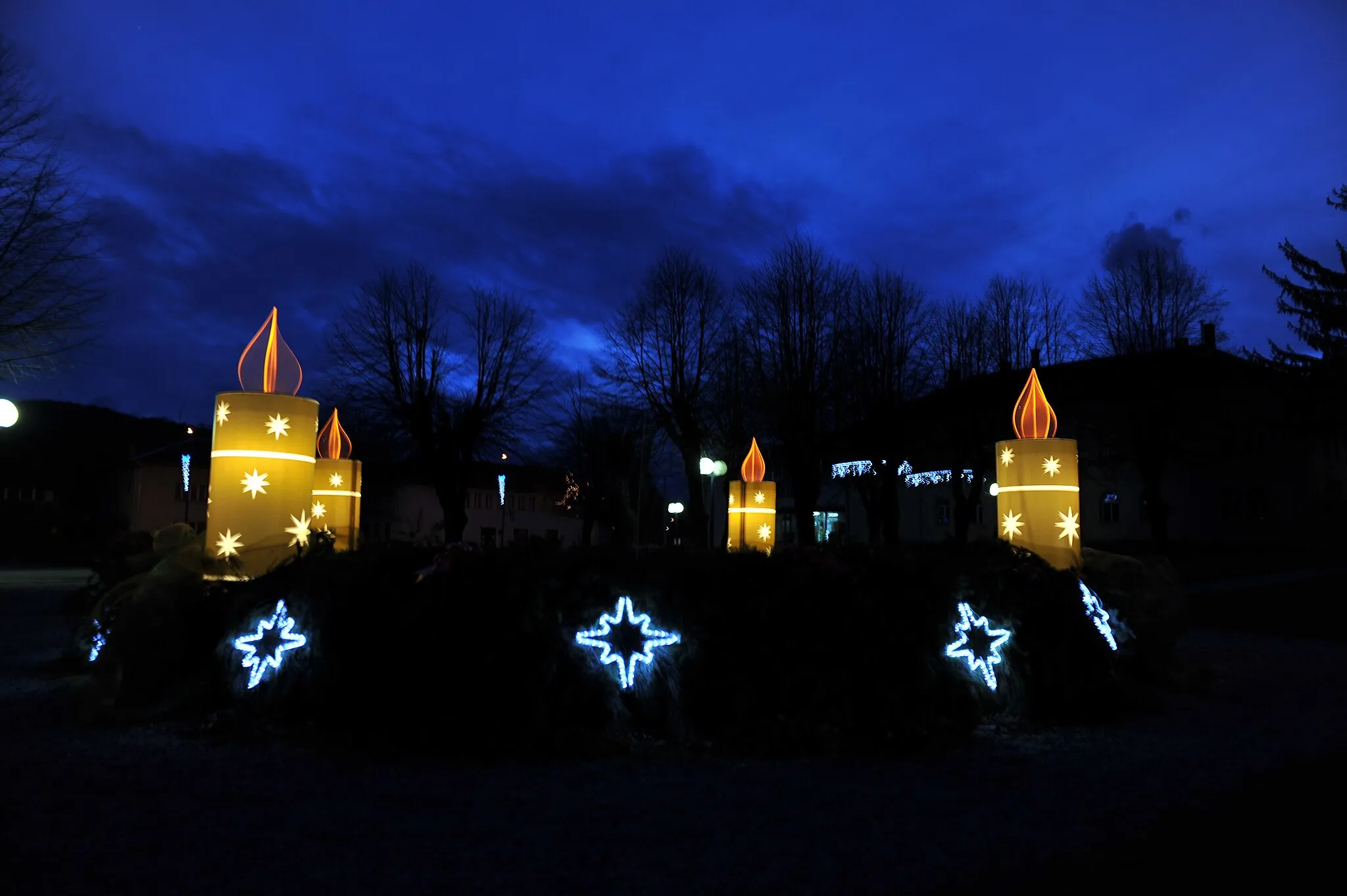 Photo showing: Christmas decorations in the main park in Slunj, Croatia.