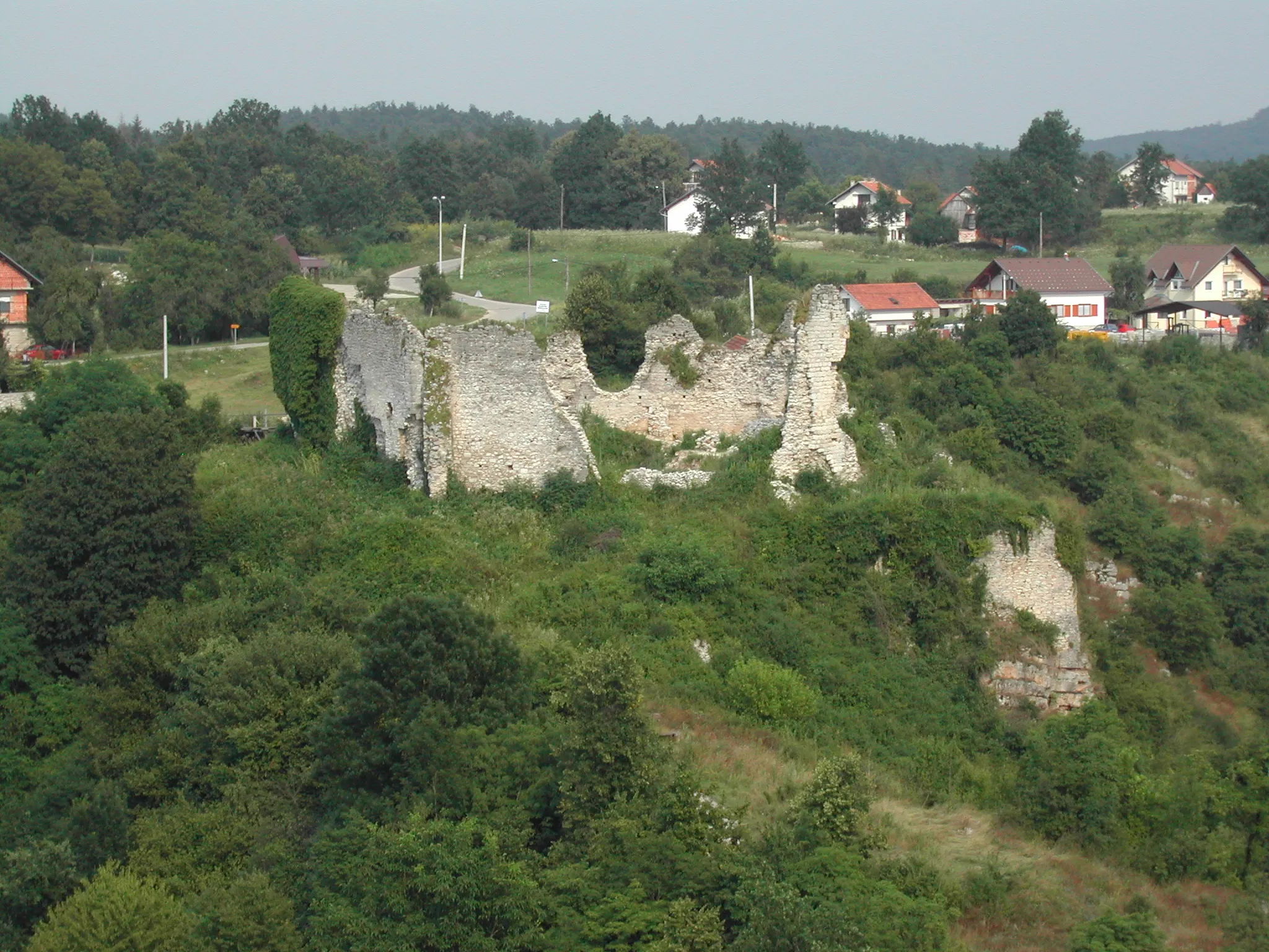 Photo showing: The Old fortification of the Frankopans in Slunj, Croatia. Photographed in the summer of 2004 from User neoneo13 for Wikipedia.