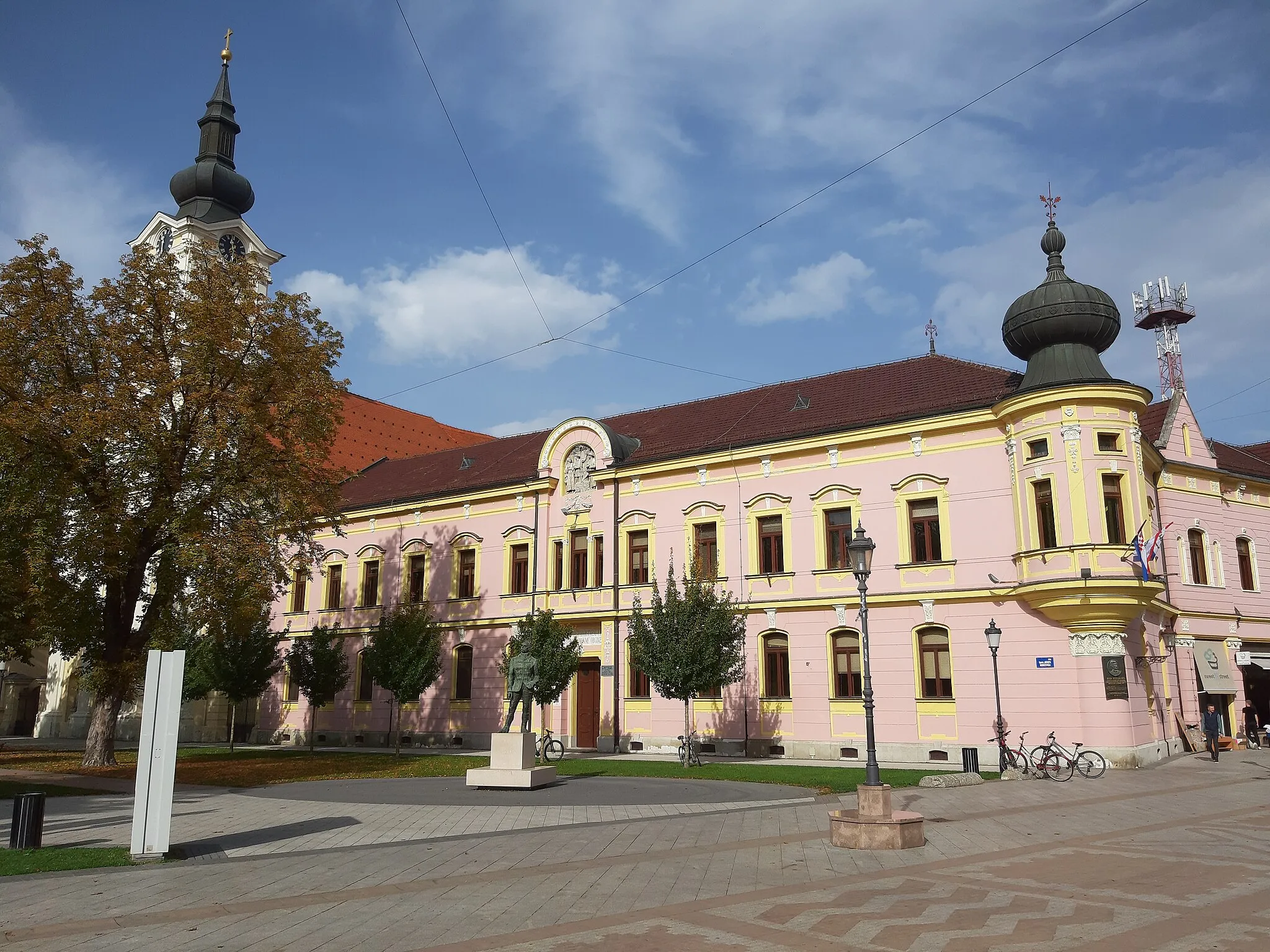 Photo showing: Trg bana Josipa Šokčevića u središtu Vinkovaca.