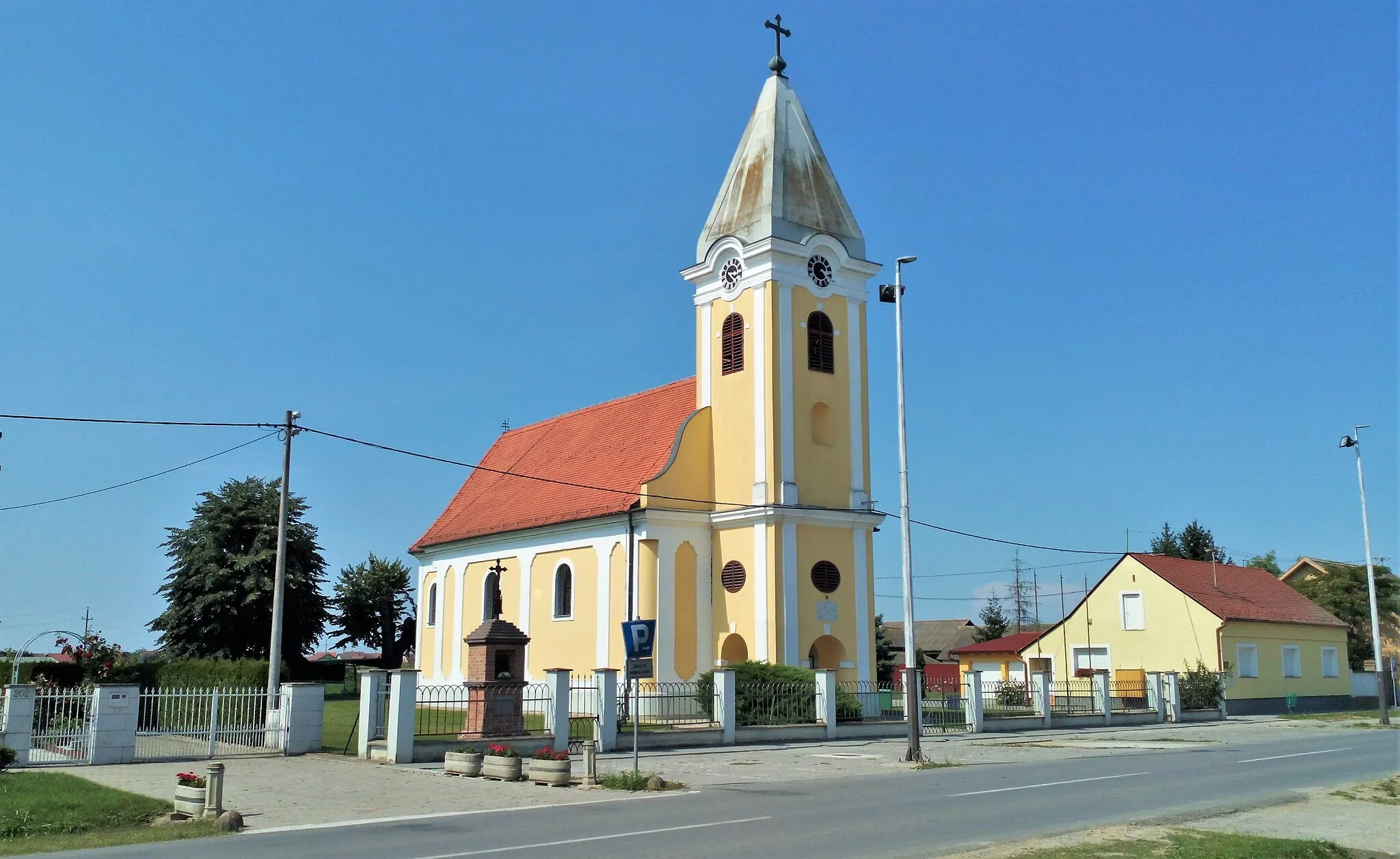 Photo showing: Crkva Presvetog Trojstva u Čepinu.