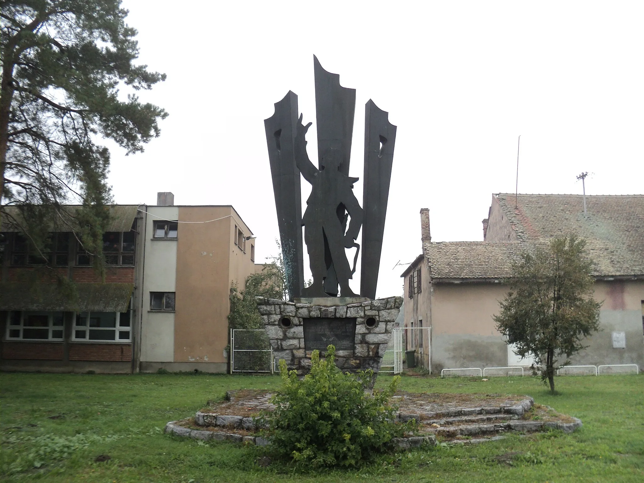 Photo showing: Monument to the fallen Yugoslav partisans' fighters and the victims of fascism from Čepin near Osijek. Built in 1961.