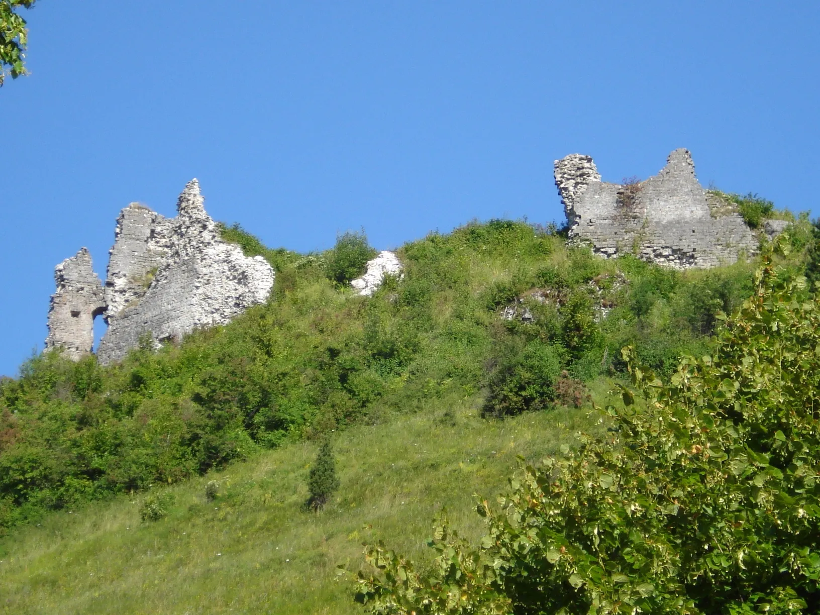 Photo showing: Ruins of Tržan Castle in Modruš (Croatia) - south view