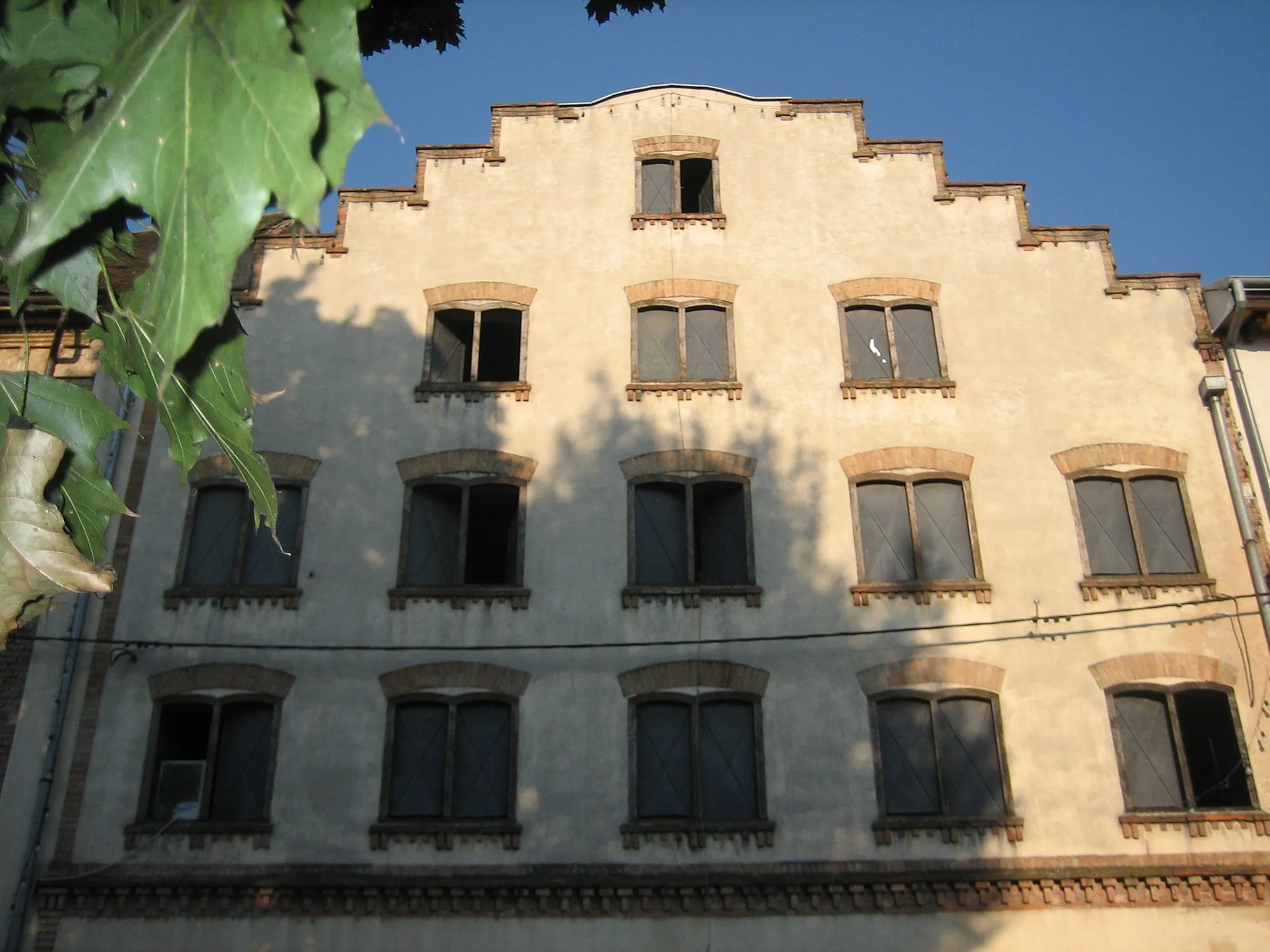 Photo showing: Old storehouse building known as the "Holland House" in Sisak, Croatia. 18th-19th cent. / Stara zgrada skladišta, poznata kao „Holandska kuća“ u Sisku, 18.-19. st.