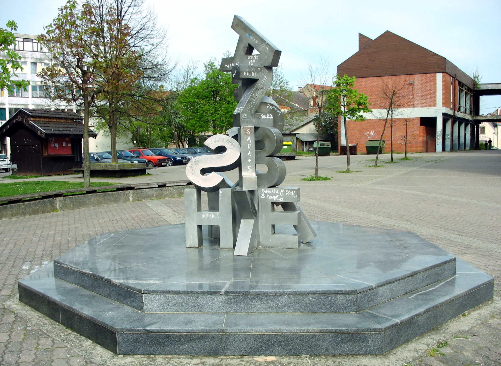 Photo showing: "Slova" (Letters), a monument to teachers in Petrinja, by Ratko Petrić (1989).