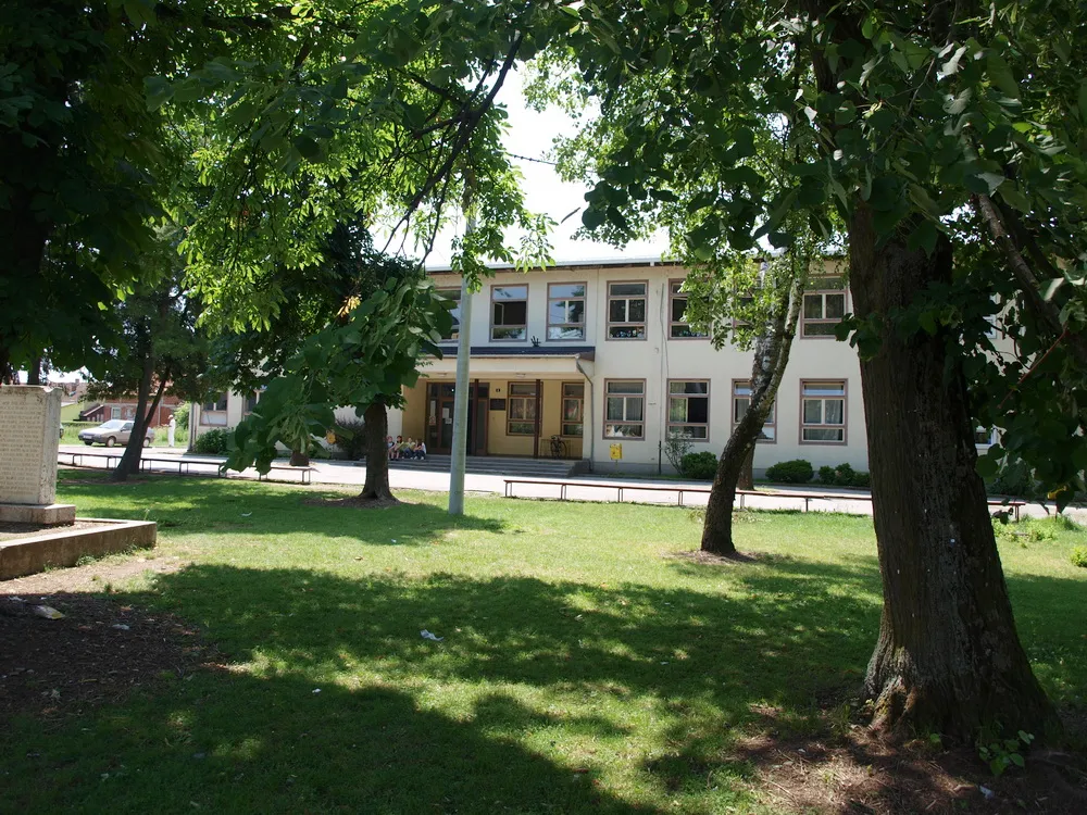 Photo showing: Osnovna škola "Viktor Car Emin" u selu Donji Andrijevci, Brodsko-posavska županija.
