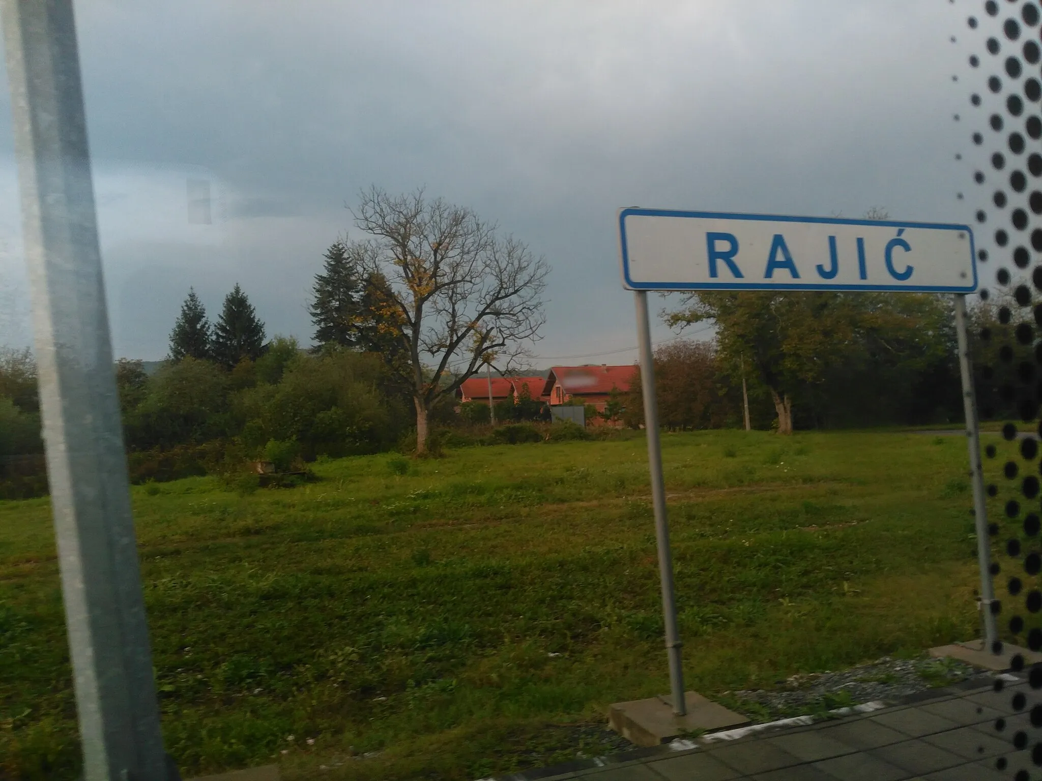 Photo showing: Rajić Train Station.