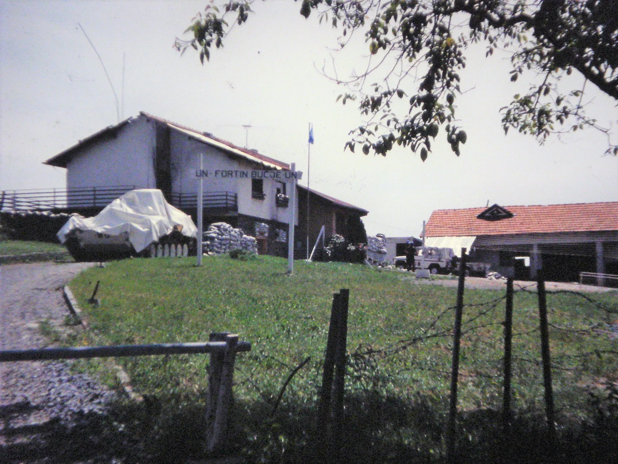 Photo showing: Base de UNPROFOR Bucje. Mediados de 1994.