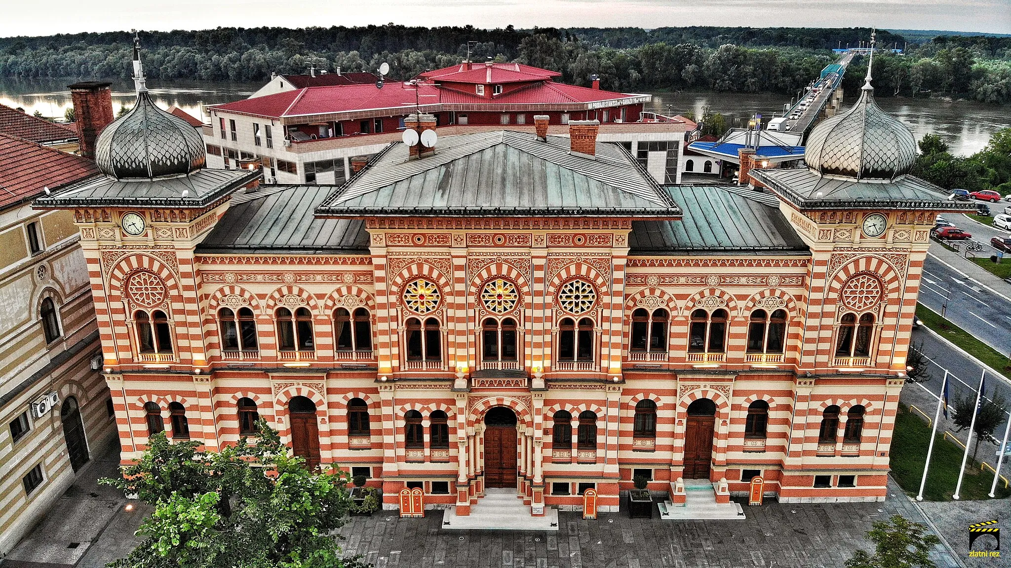 Photo showing: Брчанска Вијећница, фотографисана из ваздуха. У позадини се види ријека Сава и Савски мост.