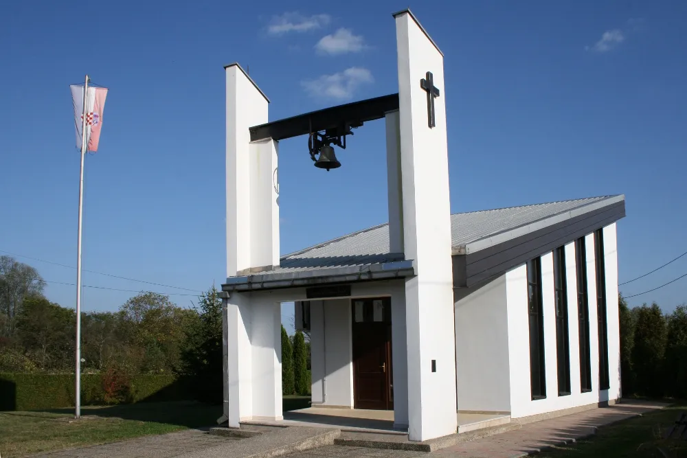 Photo showing: Kapela Sv. Križa, podignuta u spomen poginulim braniteljima 129. brigade HV u Draganiću