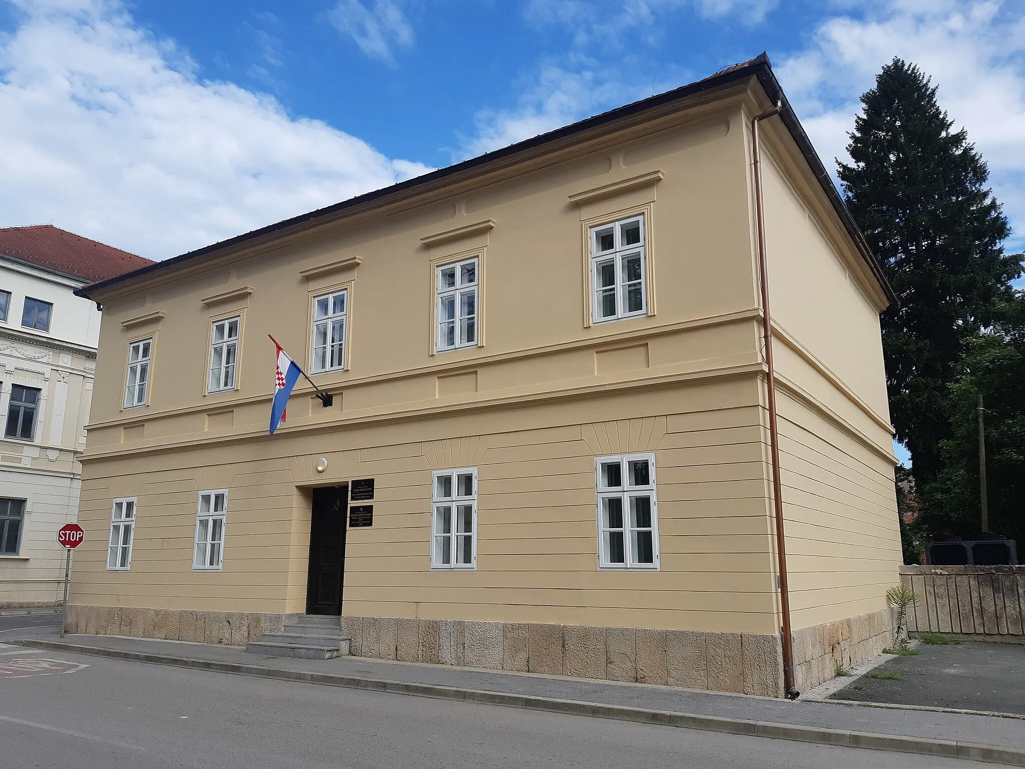 Photo showing: Područni ured Državne geodetske uprave u Glini.