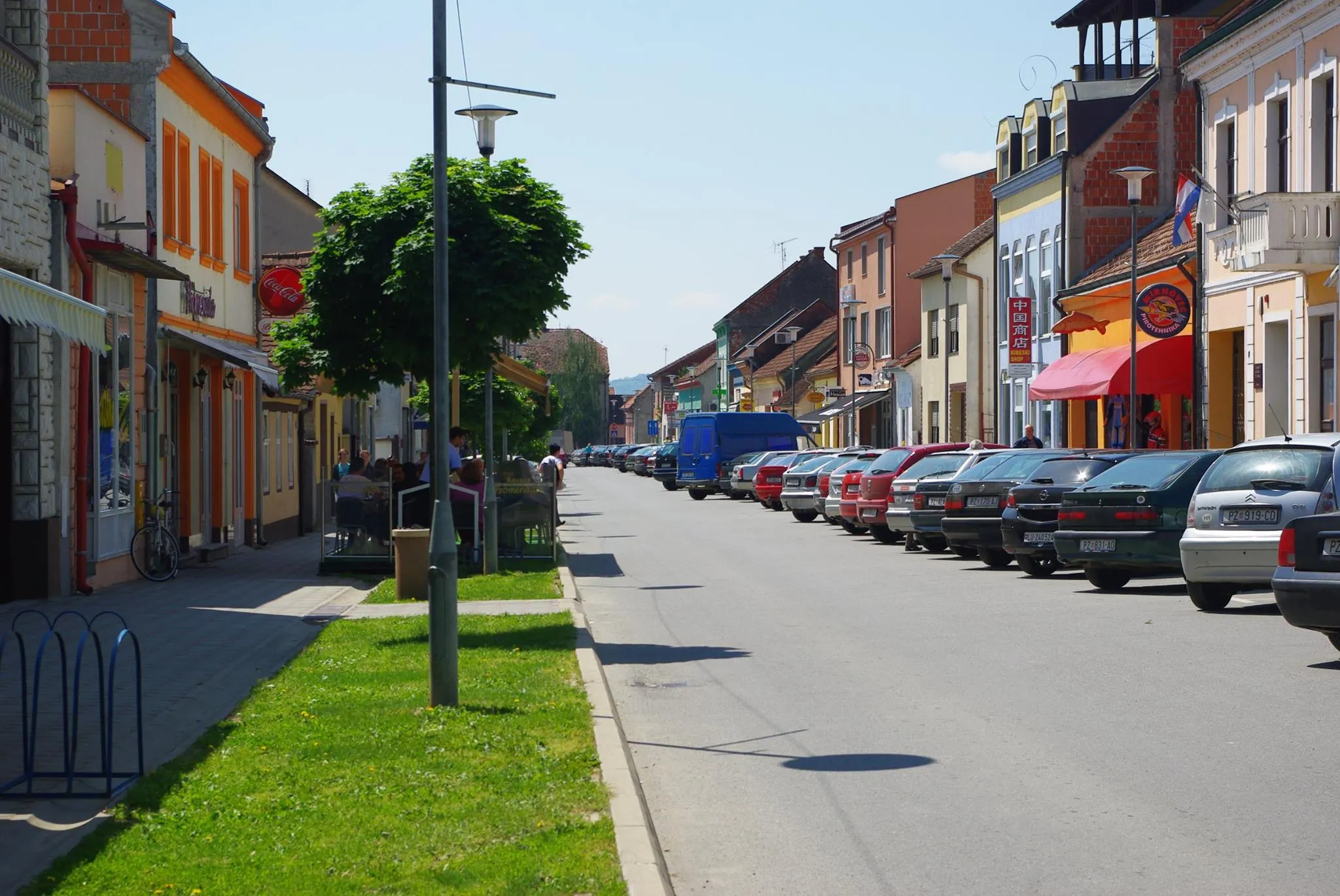 Photo showing: Image of the main street in the Croatian town of Pleternica.