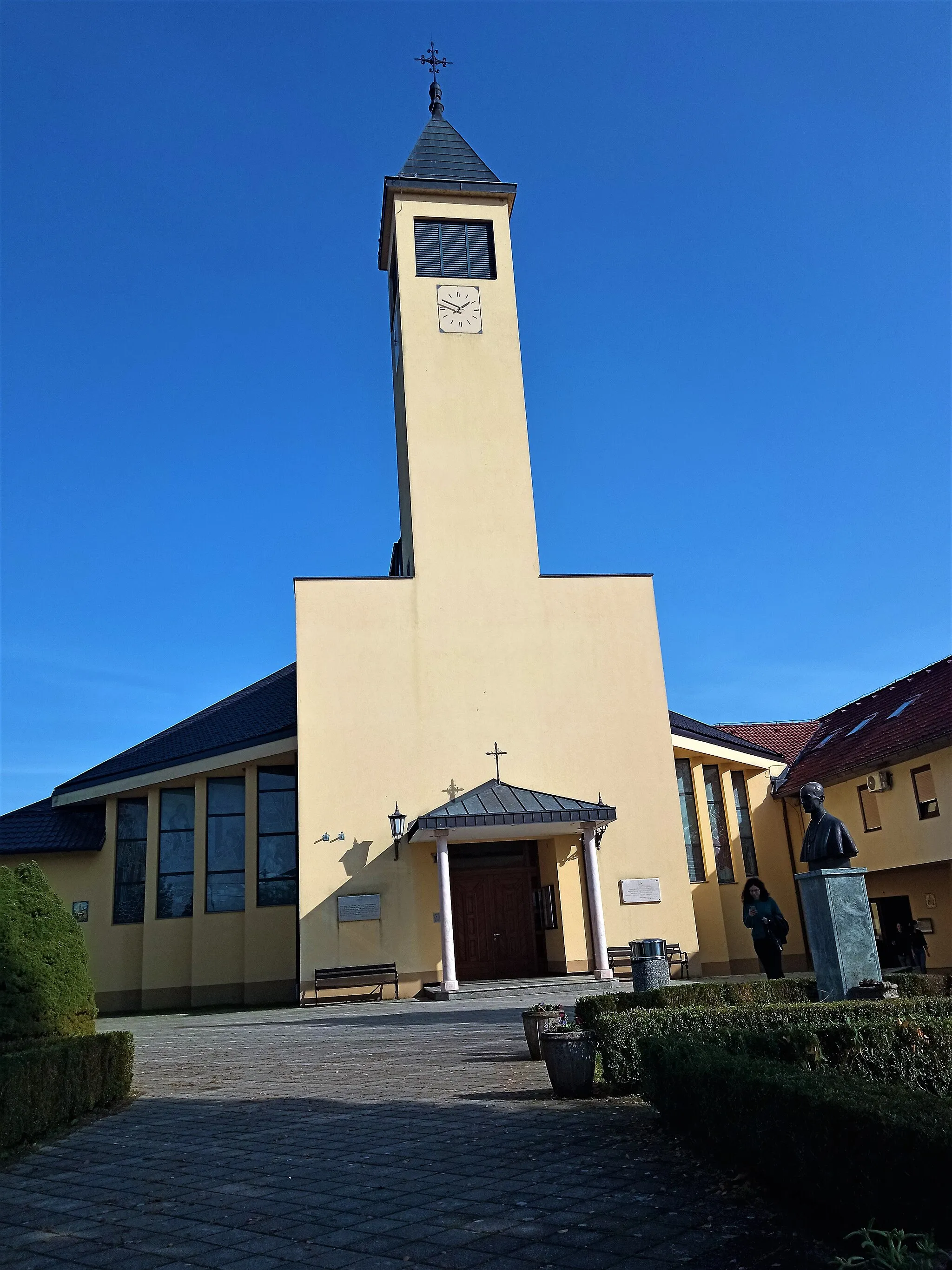 Photo showing: Frontage of the Catholic parish church in Lasinja, Croatia.