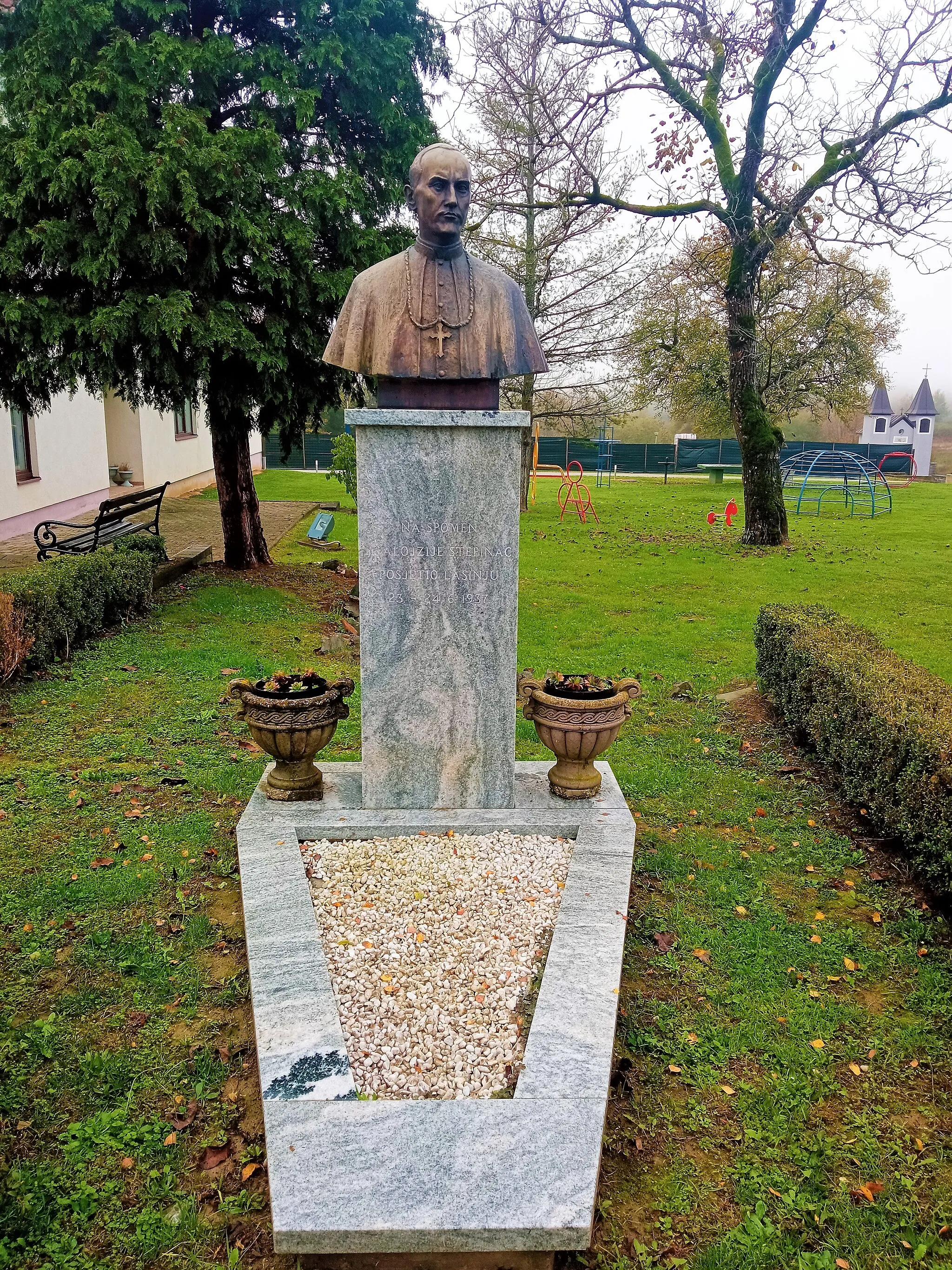 Photo showing: Bust of Alojzije Stepinac in Lasinja, Croatia.