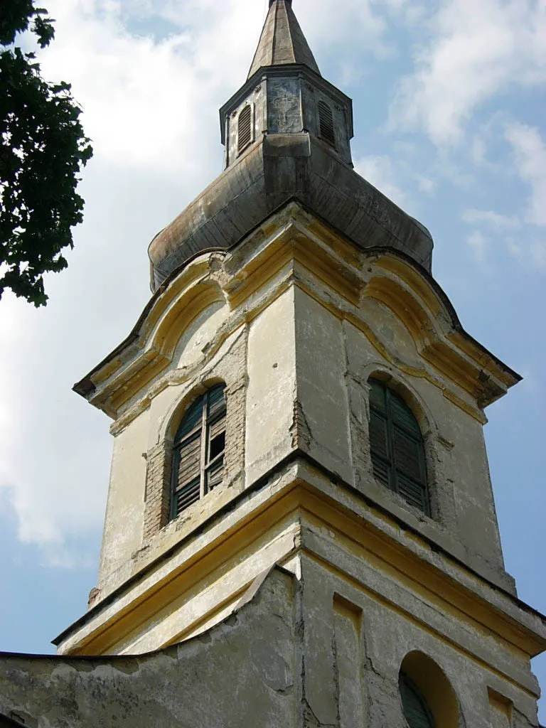 Photo showing: The steeple of the Catholic church in Deronje.