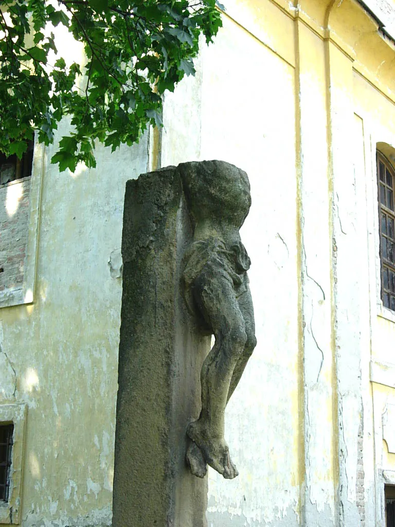 Photo showing: The crucifix in front of the Catholic church in Deronje.