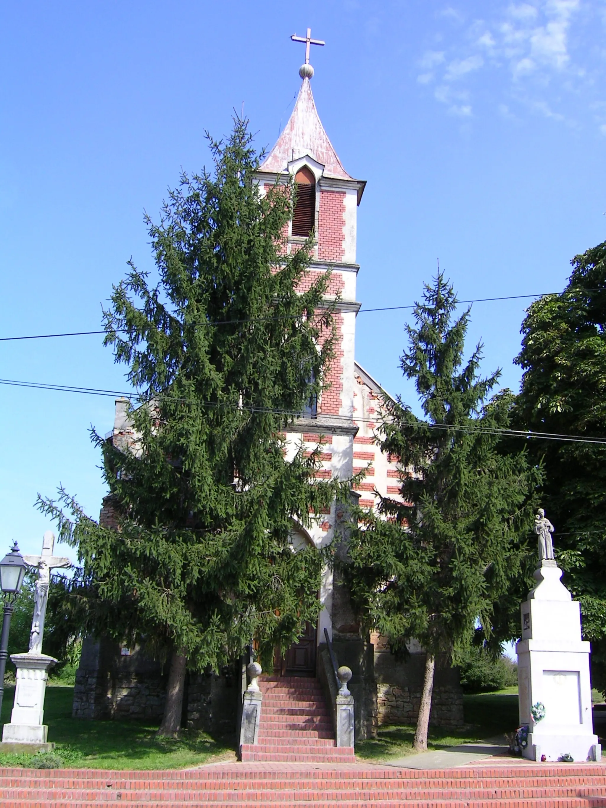 Photo showing: Roman catholic church in Pócsa, Hungary