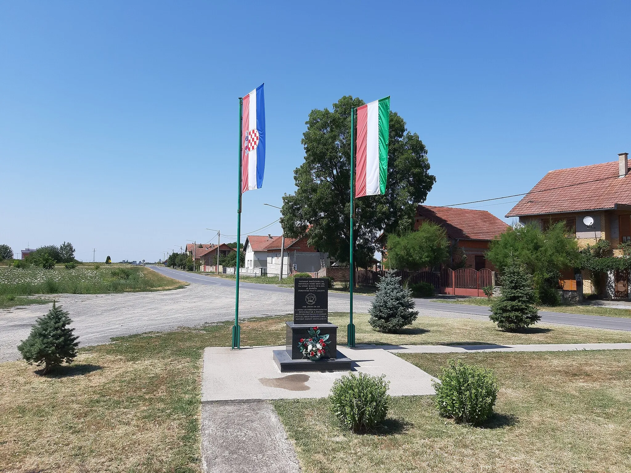 Photo showing: Spomenik na mjestu četničkog napada na ulazu u Laslovo.