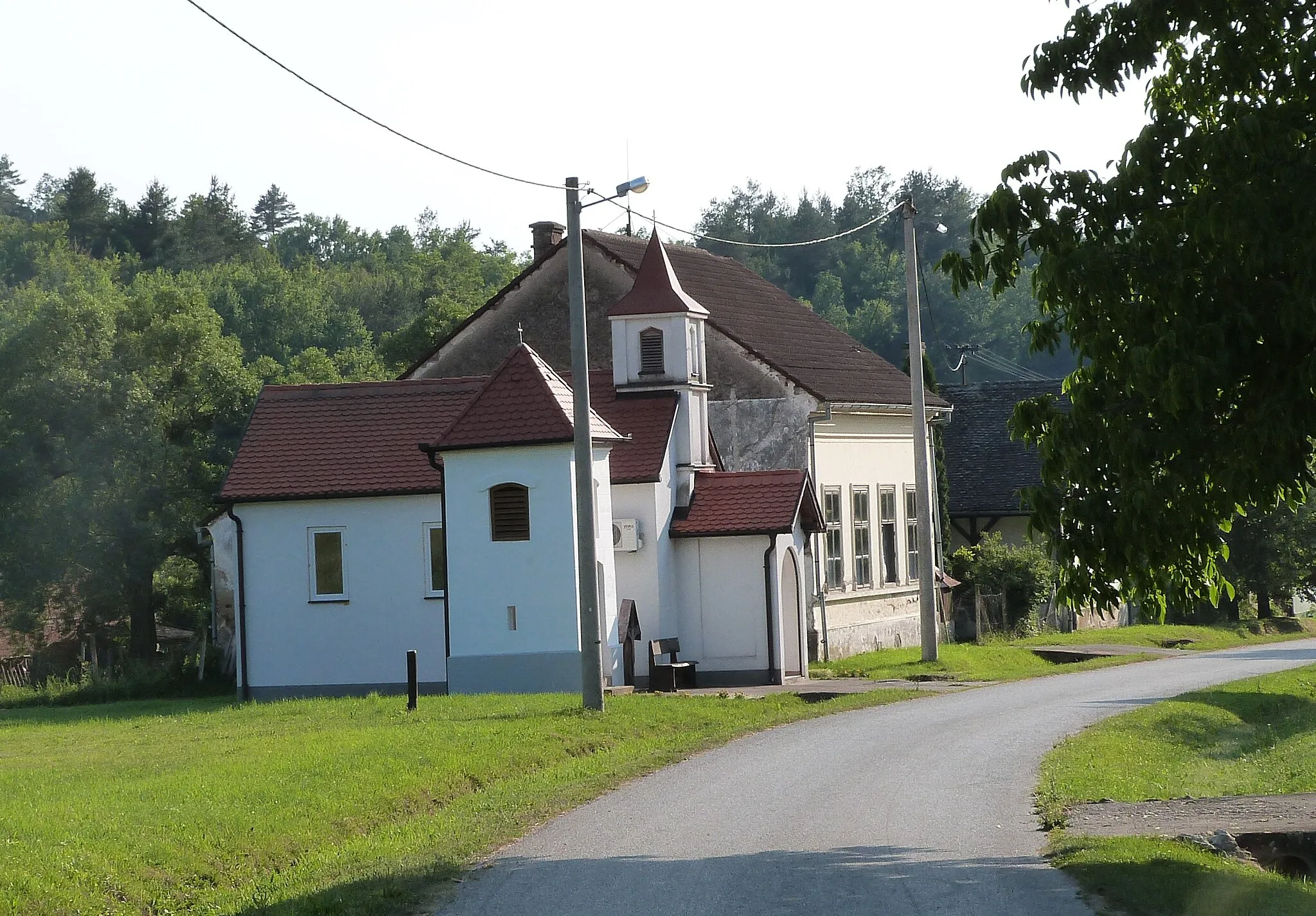 Photo showing: Crkva i stara skola u Lovčićima
