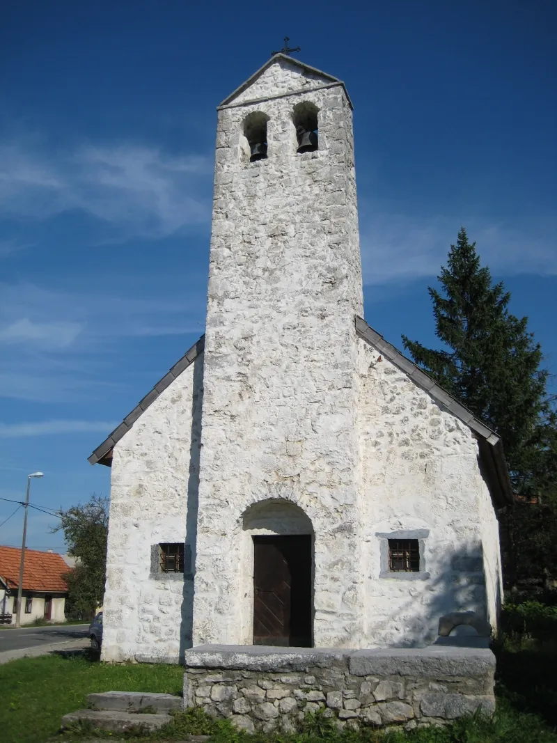 Photo showing: Kapela Svetog Fabijana i Sebastijana (najstarija sačuvana romanička crkva u Gackoj), Brinje, Croatia.