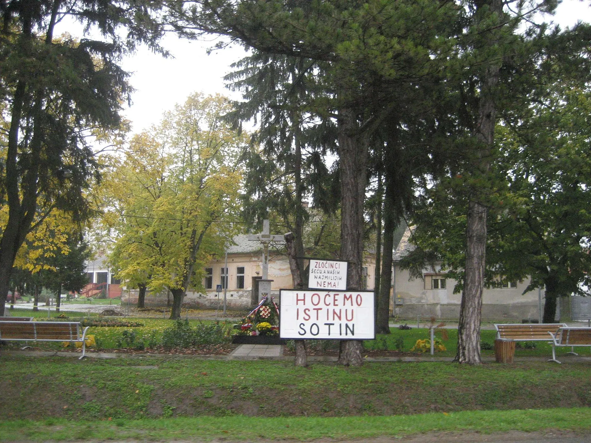 Photo showing: Sotin, Croatia:Relatives of croatian victims asking for the truth