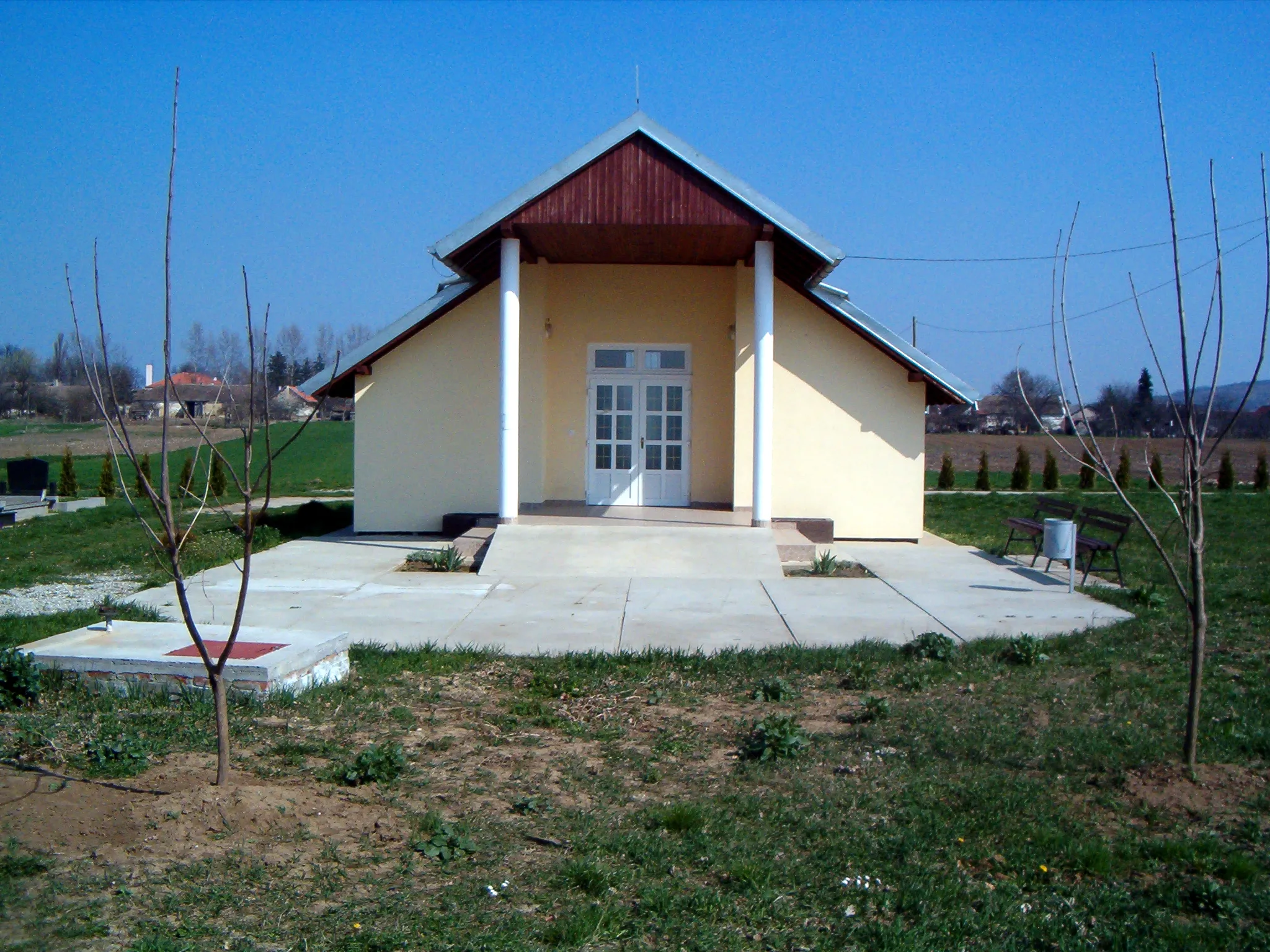 Photo showing: A kép a baranyabáni ortodox temető 2006-ban épült ravatalozóját ábrázolja