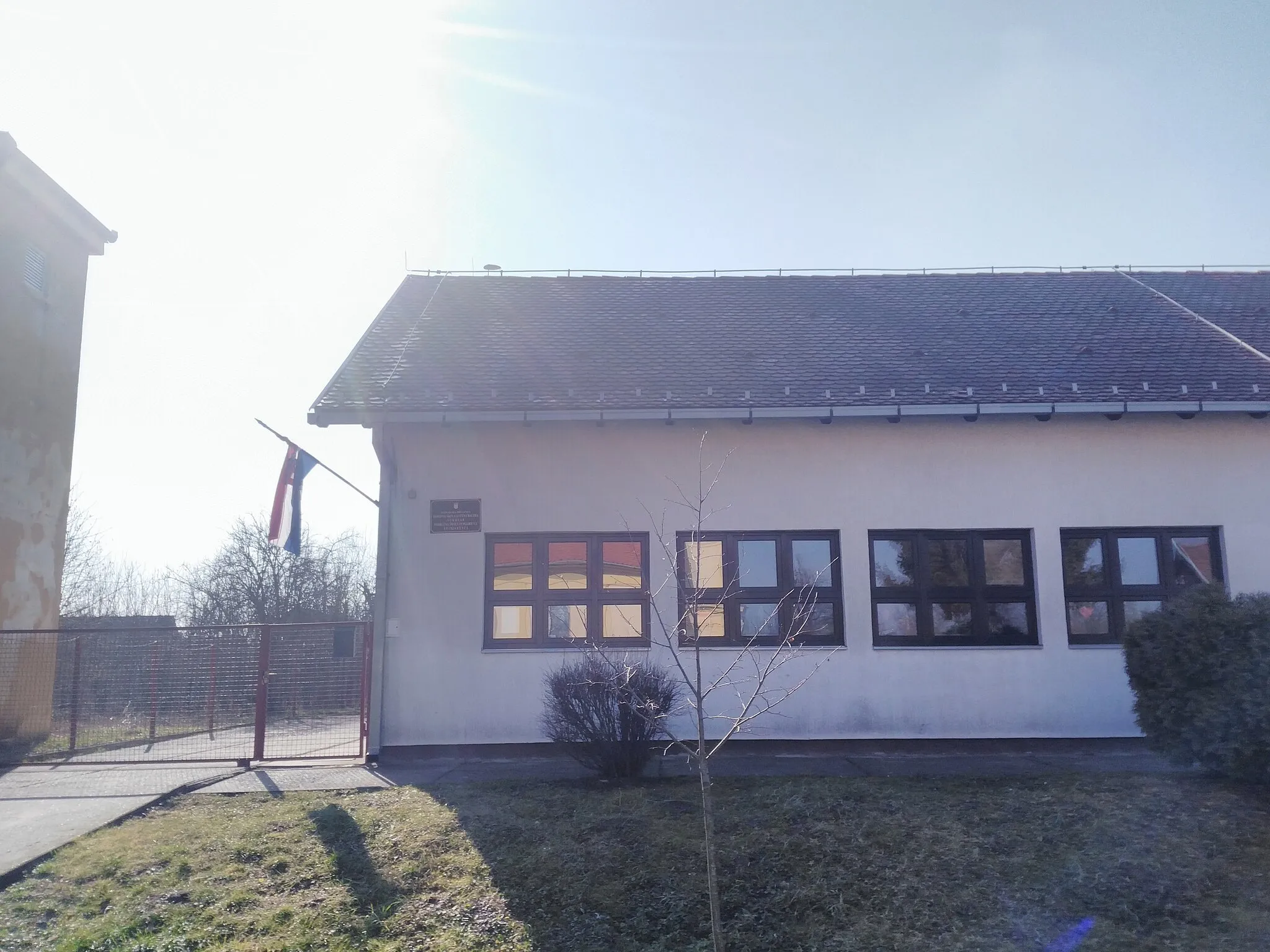 Photo showing: School in Svinjarevci.