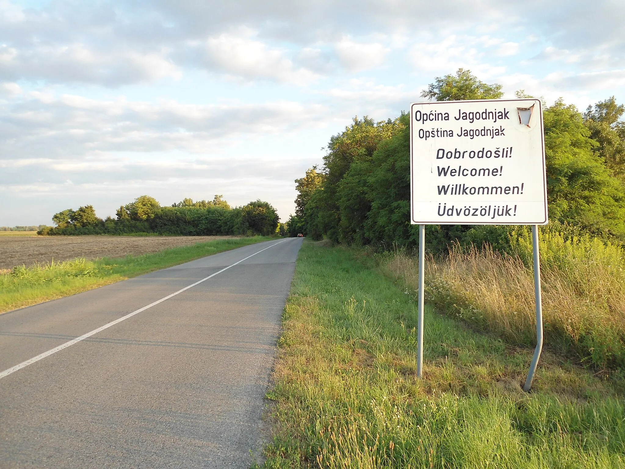 Photo showing: Početak županijska cesta Ž4041 kod Bolmanskog spomenika, odvajanje od državne ceste D517 iz smjera Petlovca. Tabla dobrodošlice u Općinu Jagodnjak.