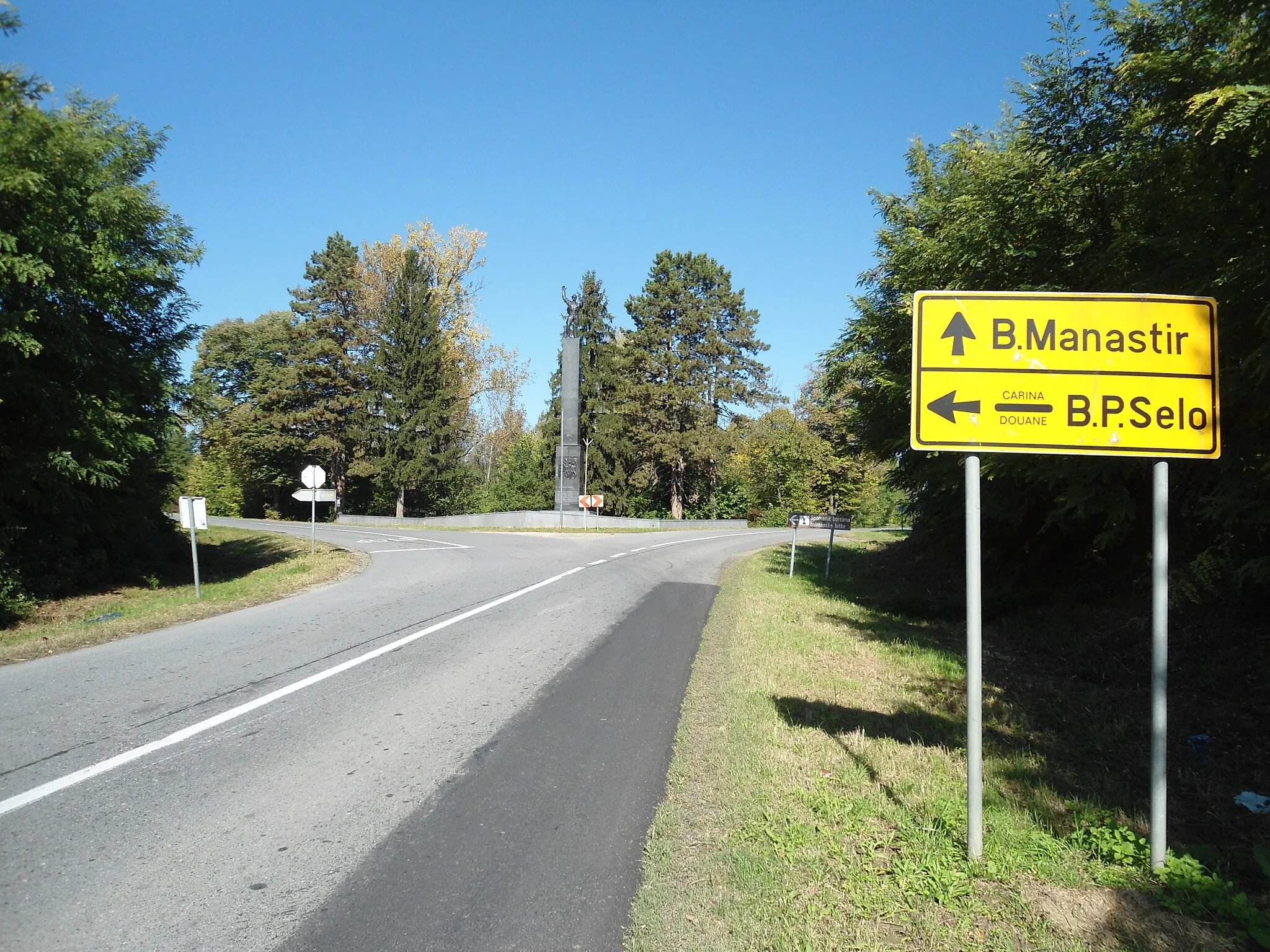Photo showing: Županijska cesta Ž4041 kod Bolmanskog spomenika s račvanjem prema Baranjskom Petrovom Selu i prema Petlovcu, odn. Belom Manastiru, što pokazuje i putokaz.