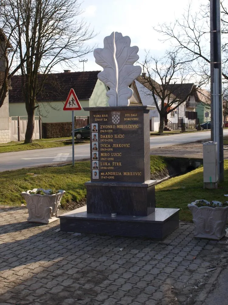 Photo showing: Spomenik poginulim braniteljima u selu Ruščica.