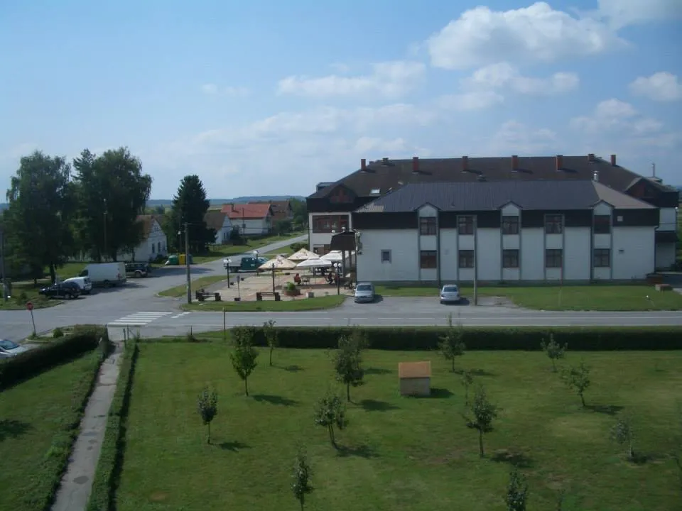 Photo showing: Pogled s tekstilne tvornice "Nada" na bar i hotel "Holiday" te Čuljatov dućan.