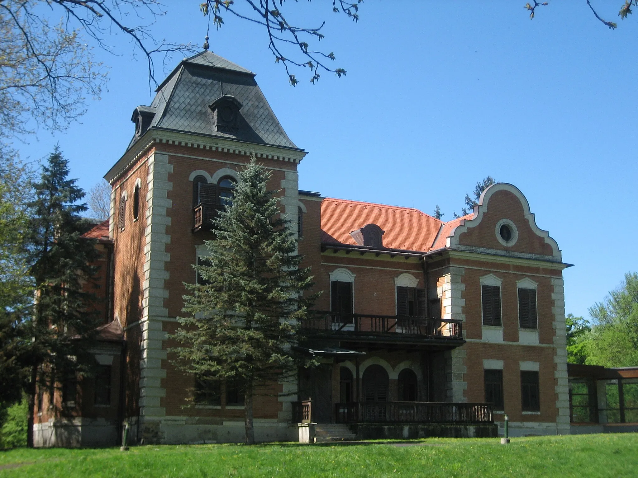 Photo showing: Tikveš Castle in Baranja, Croatia (early 20th cent.) / Dvorac Tikveš u Baranji (početak 20. st.)