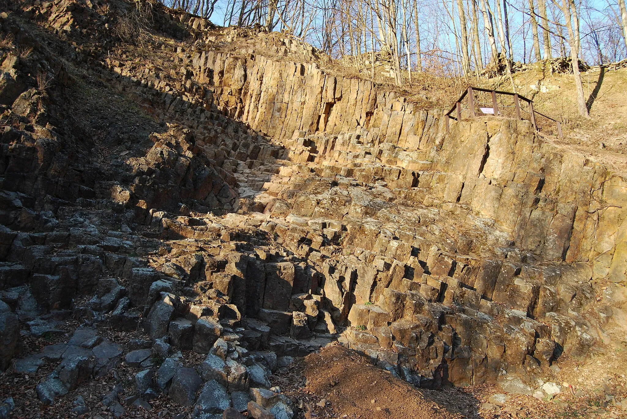 Photo showing: Geological monument Rupnica with columnar rhyolite near village Voćin, Croatia