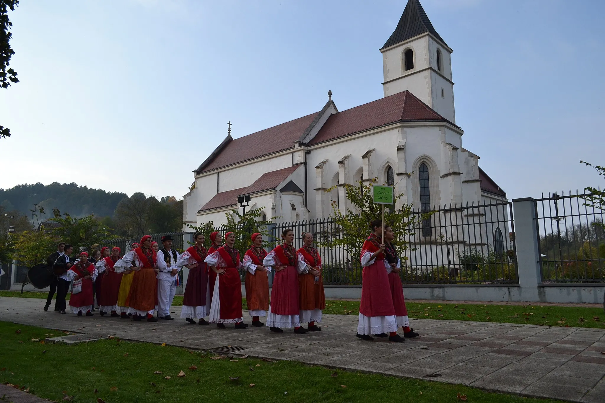 Photo showing: Cultural event "Voćinska kestenijada" and Catholic Church of St. Mary, Mother of God