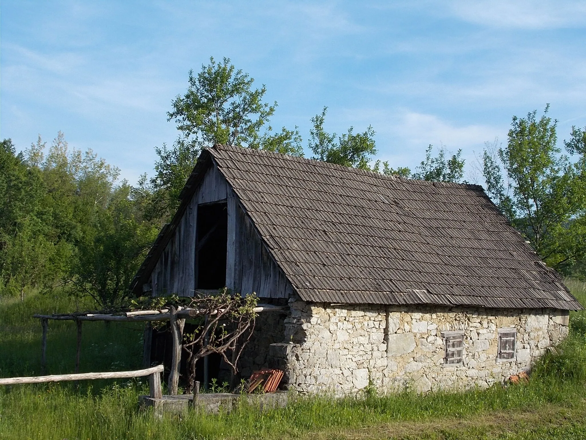 Photo showing: Bosiljevo - régi ház a D3-as út mentén, Bosanci közelében