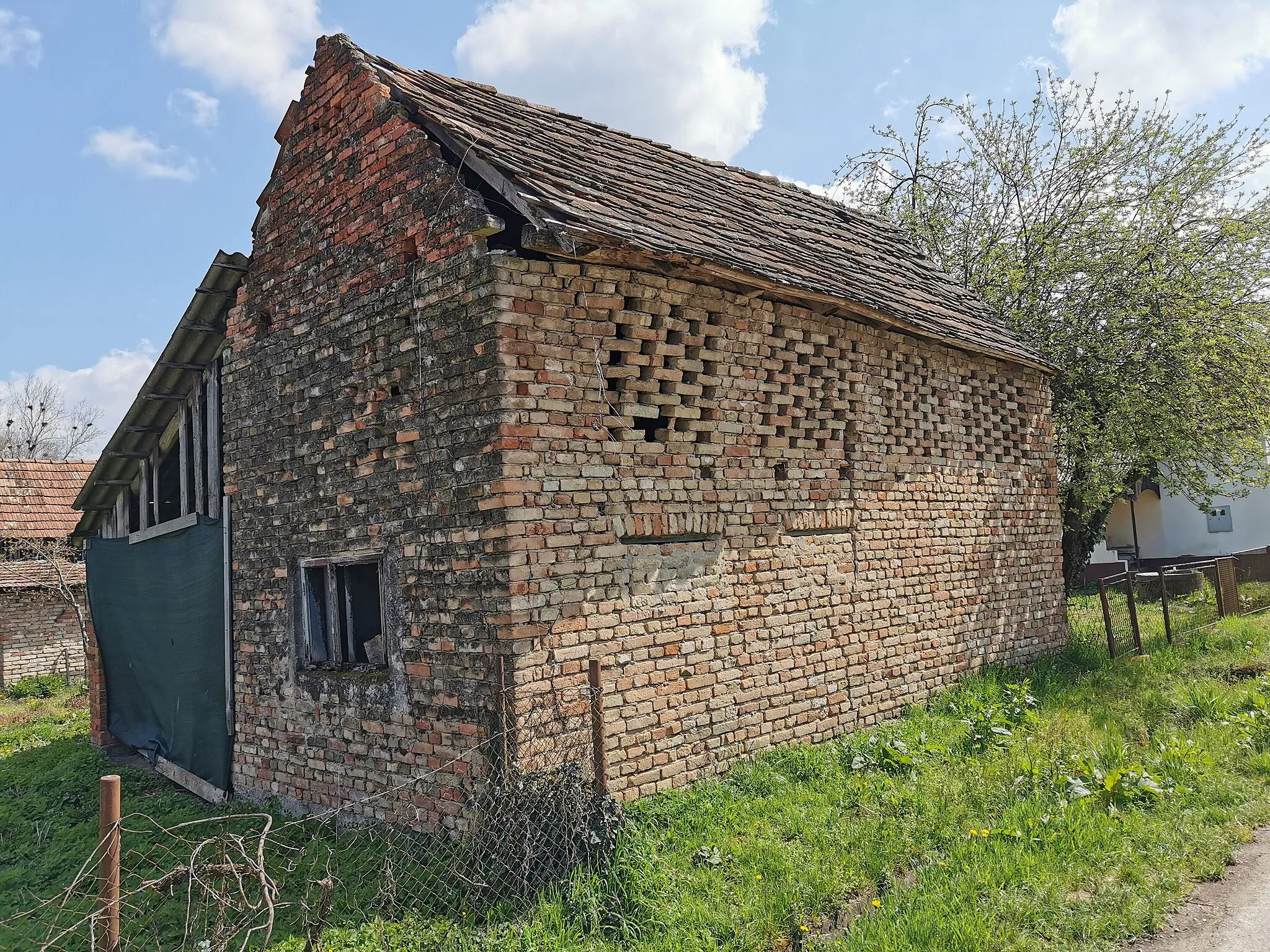 Photo showing: old brick building in Jasenovac