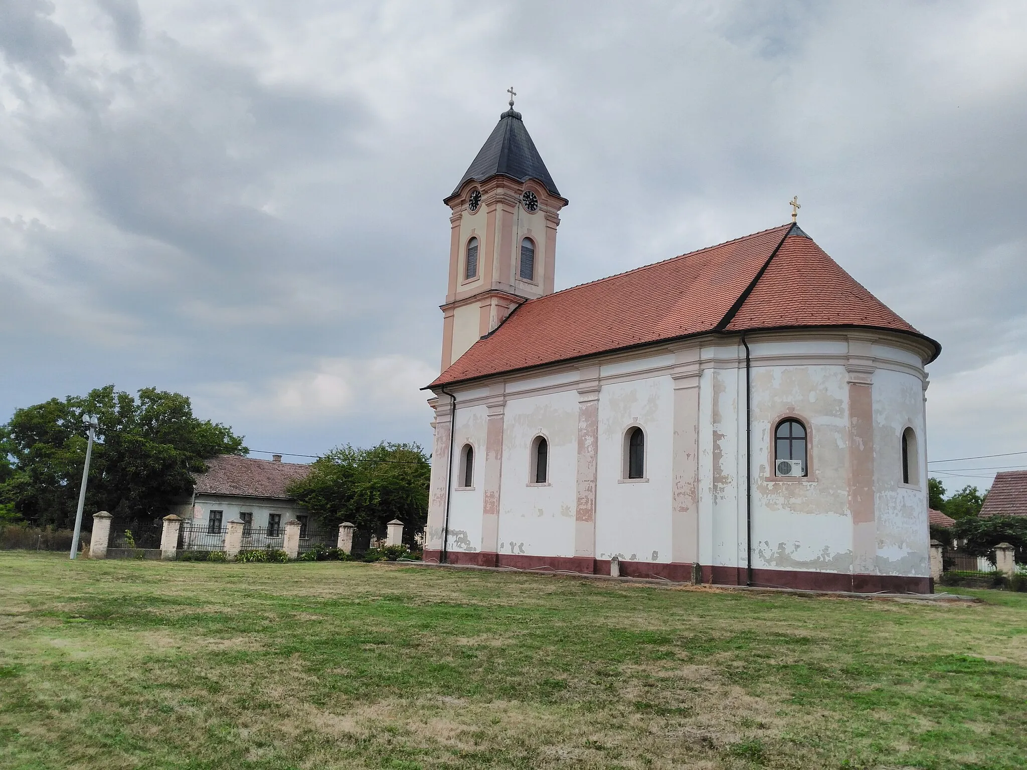 Photo showing: Church of the Holy Venerable Mother Parascheva (Serbo-Croatian: Hram svete prepodobne majke Paraskeve, Serbian Cyrillic: Храм свете пеподобне мајке Параскеве) is a Serbian Orthodox church located in Banovci, Vukovar-Syrmia County in eastern Croatia.