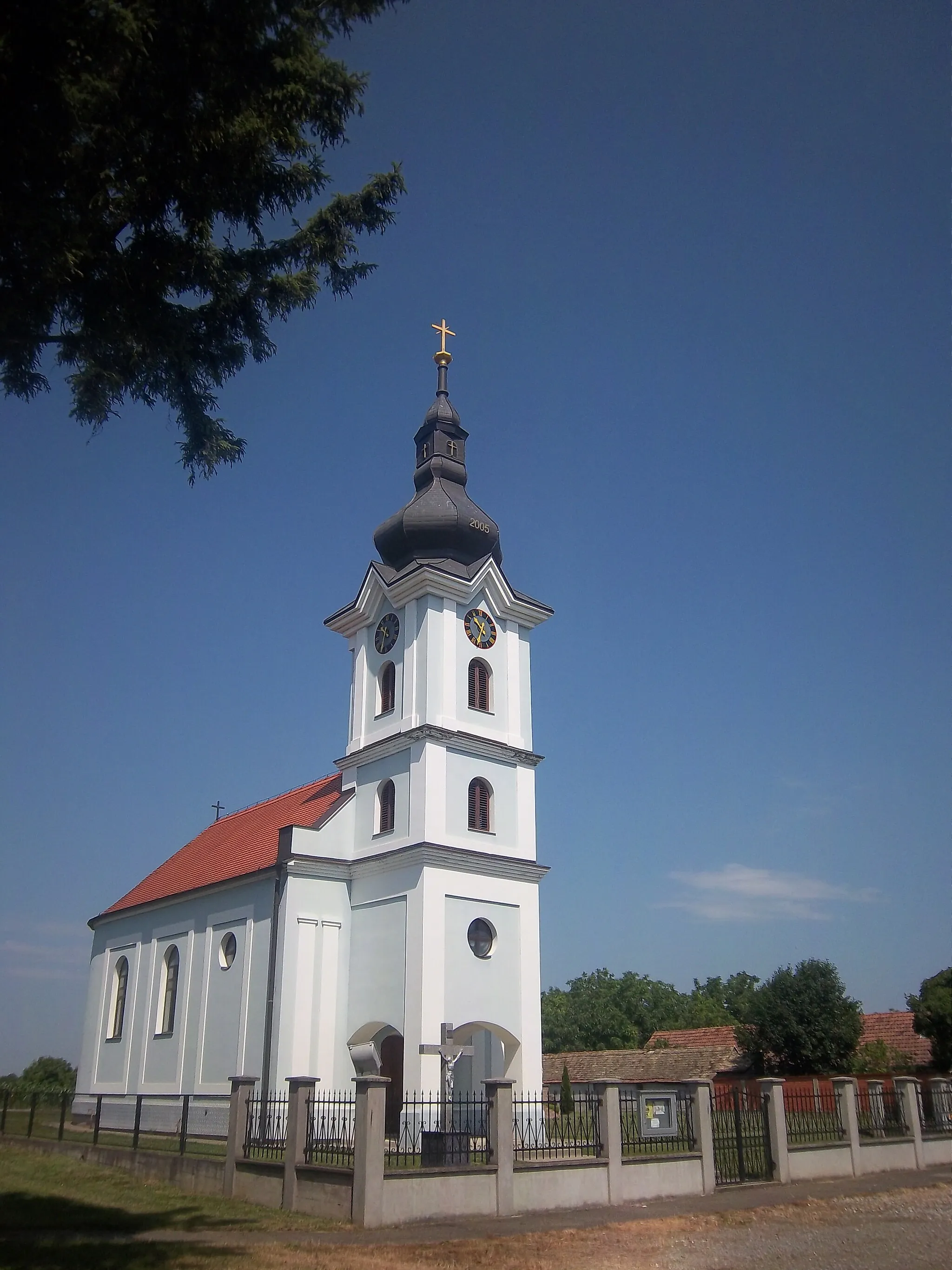 Photo showing: Rimokatolička crkva u naselju Čakovci u Općini Tompojevci u Vukovarsko-srijemskoj županiji (Republika Hrvatska).