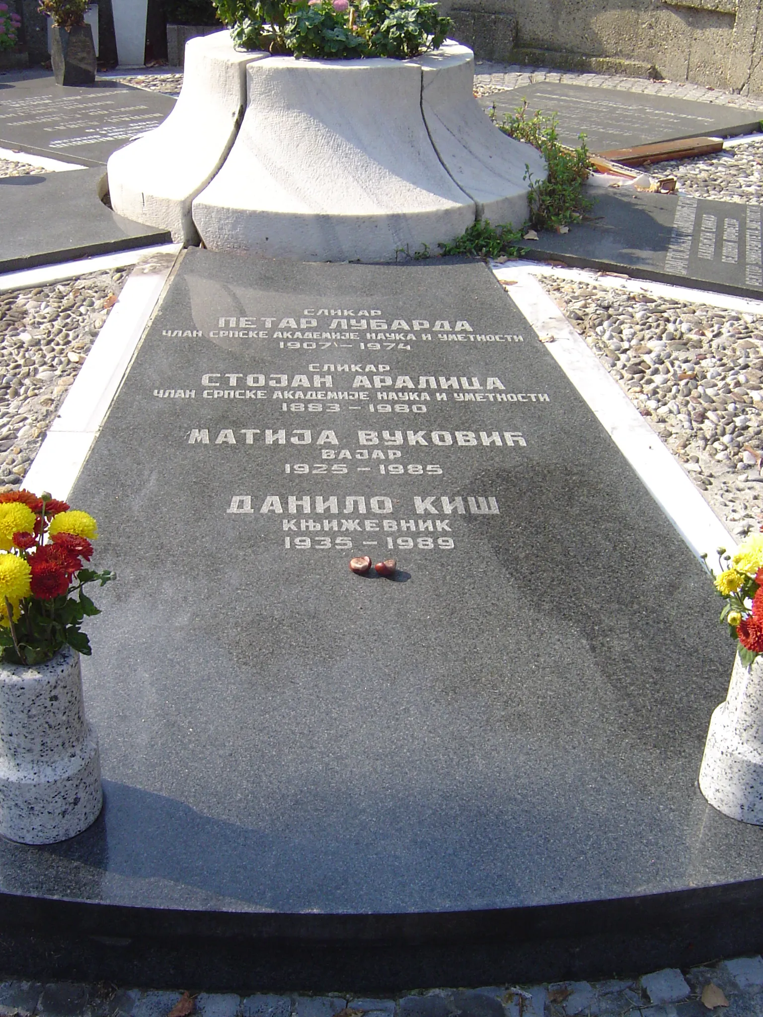 Photo showing: Tomb of Danilo Kiš, Matija Vuković, Stojan Aralica and Petar Lubarda in Ally of Meritorious Citizens, in New Graveyard in Belgrade.