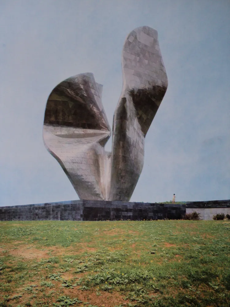 Photo showing: Monument to the Victory of the people of Slavonia. Designed by Vojin Bakić, built in 1968, destroyed in 1992.