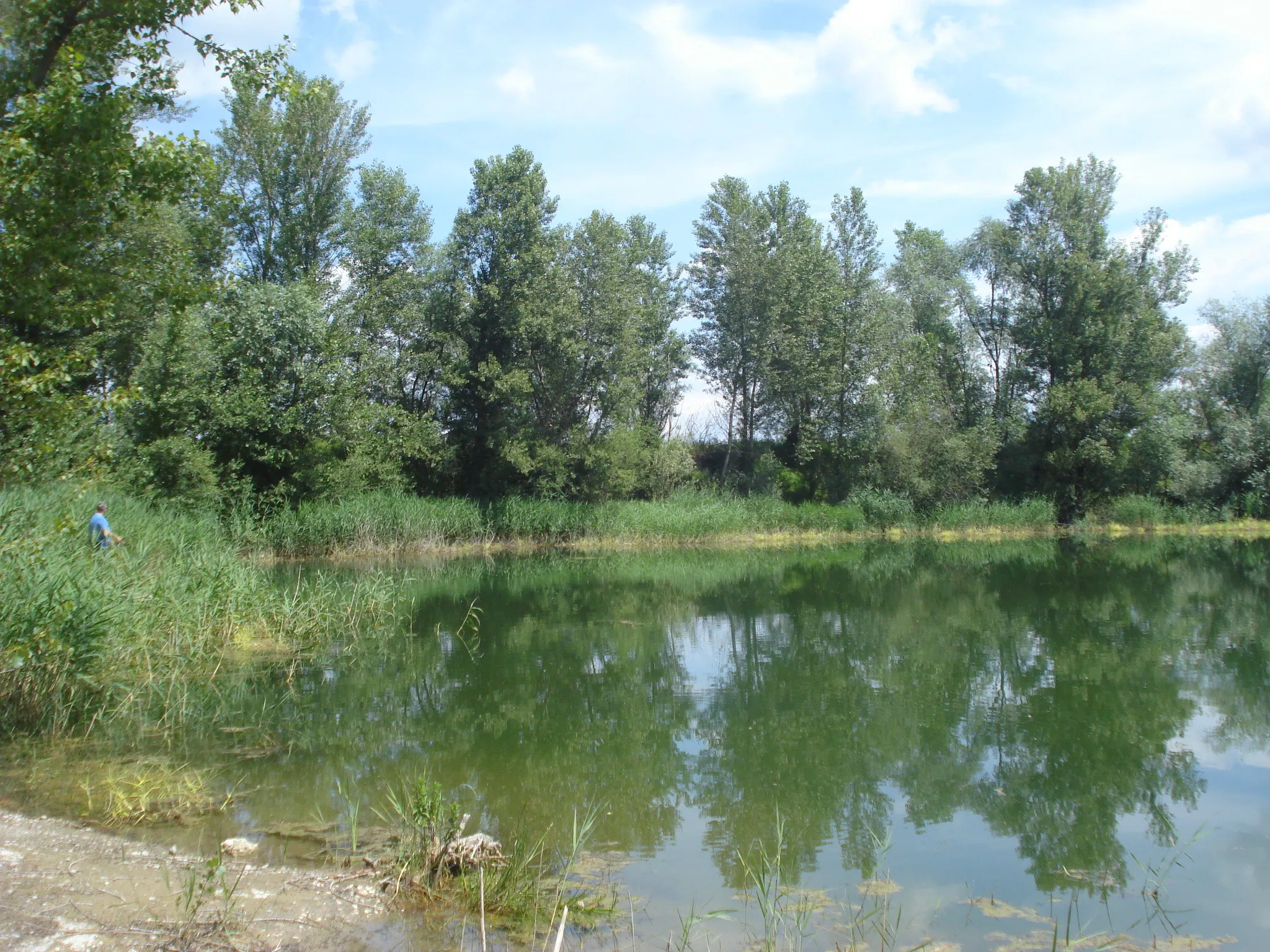 Photo showing: Gravel pit lake next to gravel plant for sand and gravel extraction in Ivanovec, Medjimurje County, Croatia - north side