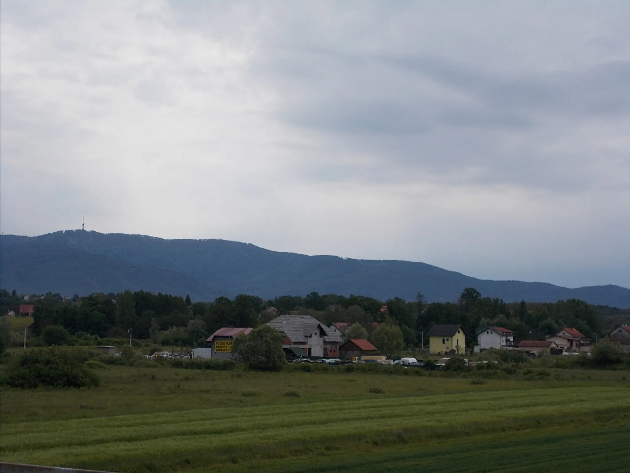 Photo showing: Jakovlje - kilátás az A2-autópálya felüljárójáról délkelet (Dugi Konec - Igrišće, háttérben a Medvednica-hegység) felé.